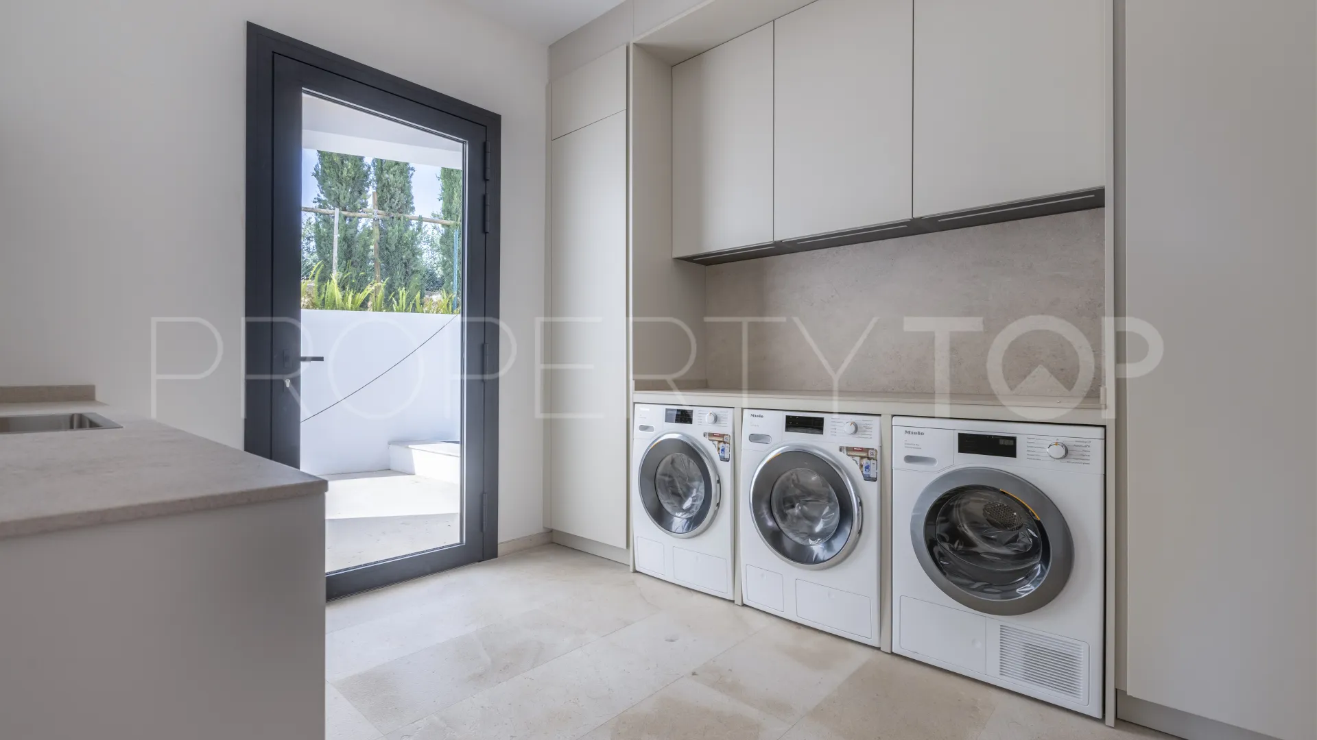 Villa con 8 dormitorios en venta en Zona G