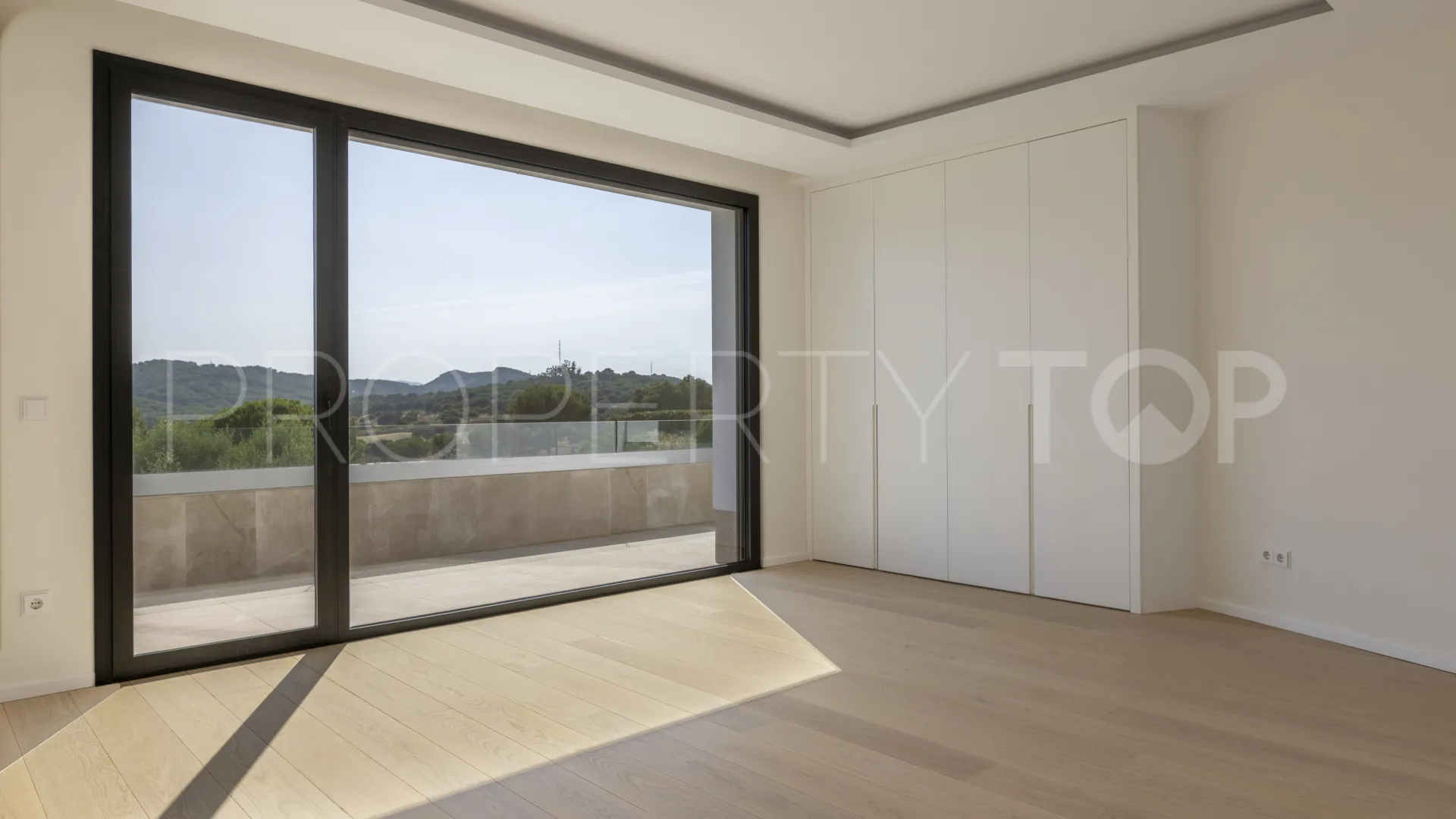 Villa con 8 dormitorios en venta en Zona G
