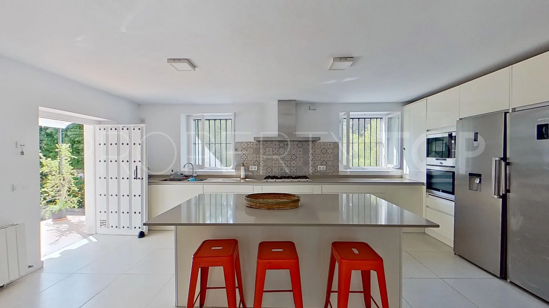 Kings & Queens 6 bedrooms villa for sale