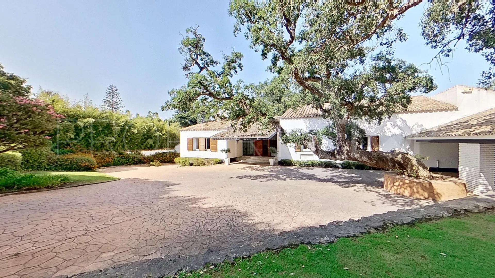 Kings & Queens 6 bedrooms villa for sale