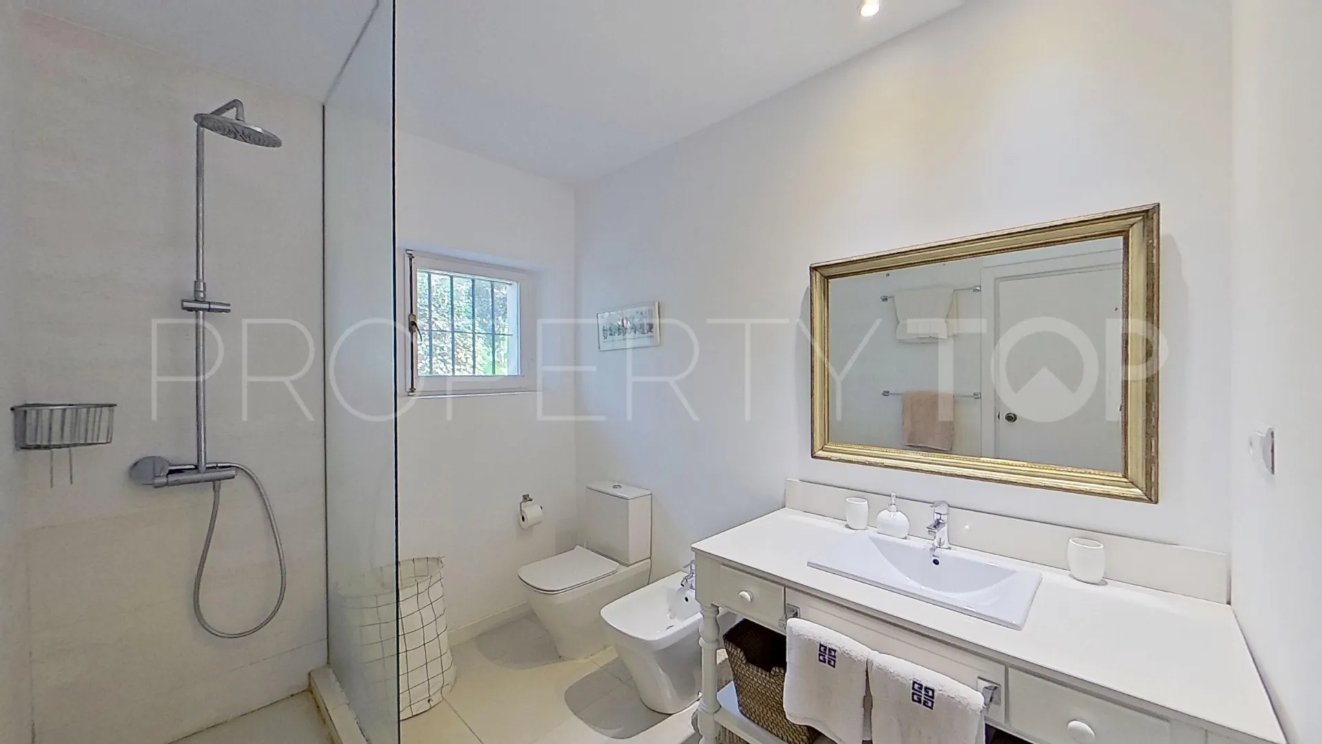 Kings & Queens 6 bedrooms villa for sale