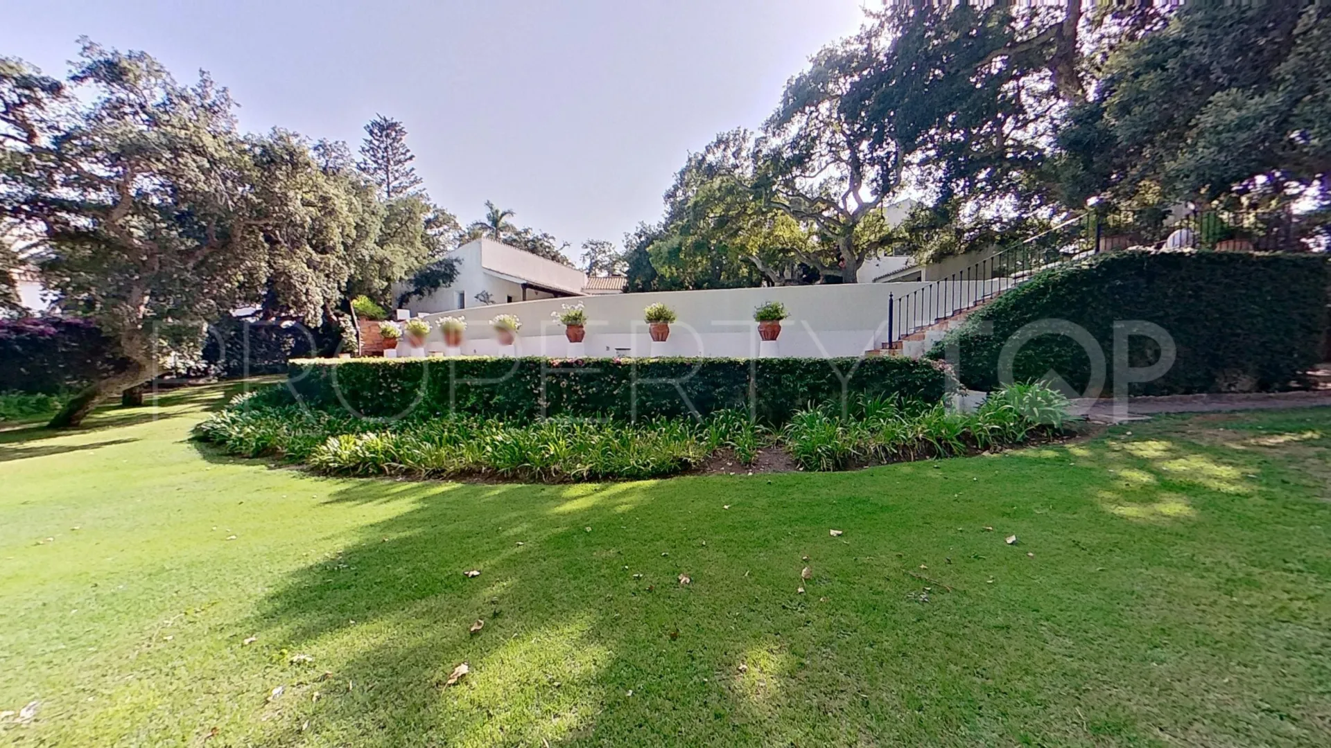 Kings & Queens 6 bedrooms villa for sale