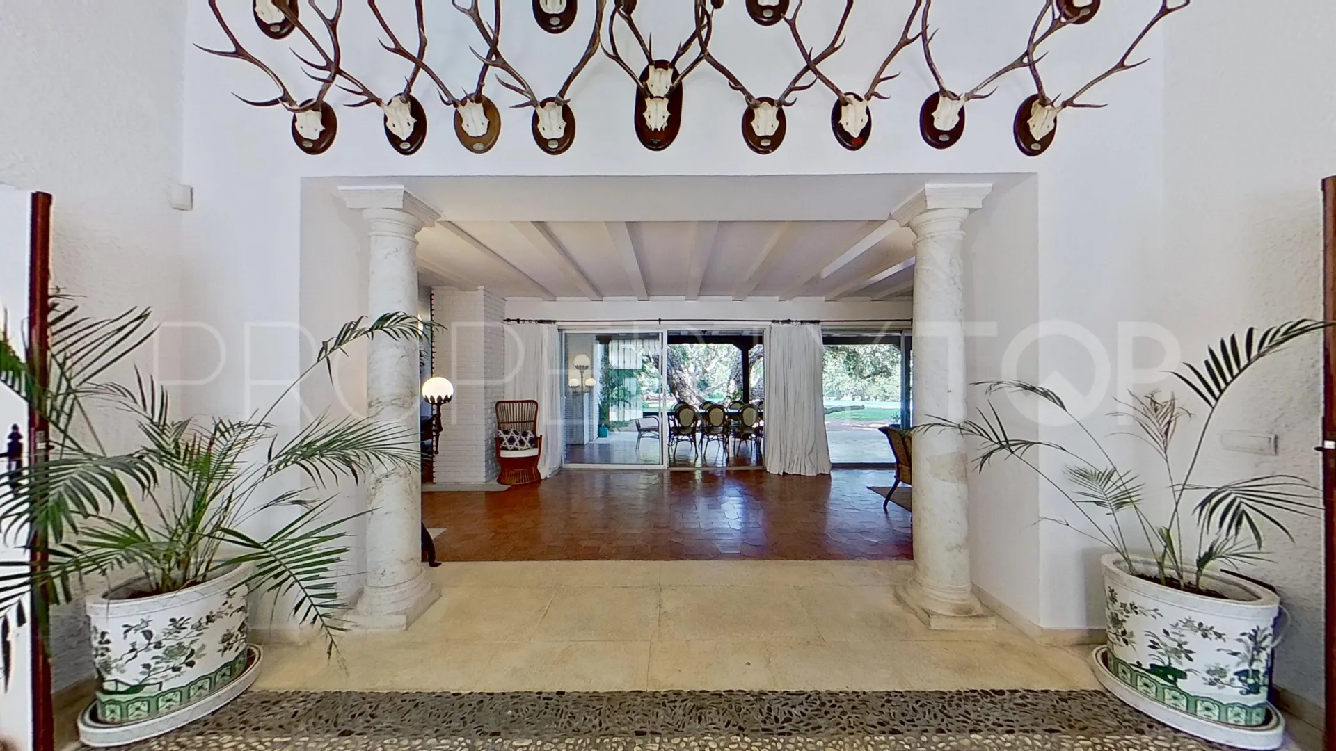 Kings & Queens 6 bedrooms villa for sale