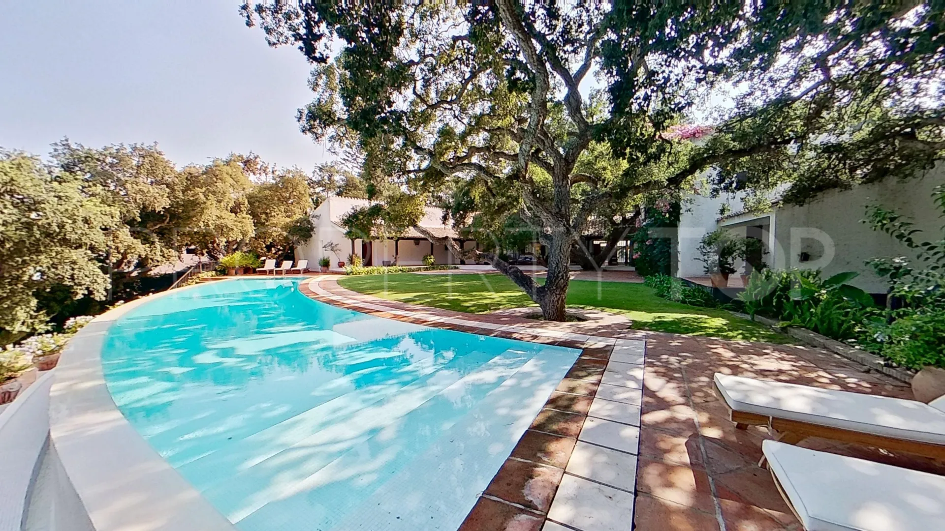 Kings & Queens 6 bedrooms villa for sale