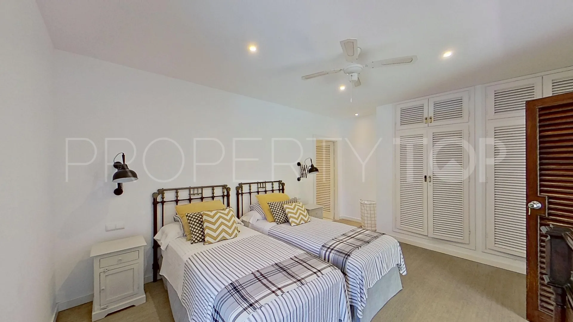 Kings & Queens 6 bedrooms villa for sale