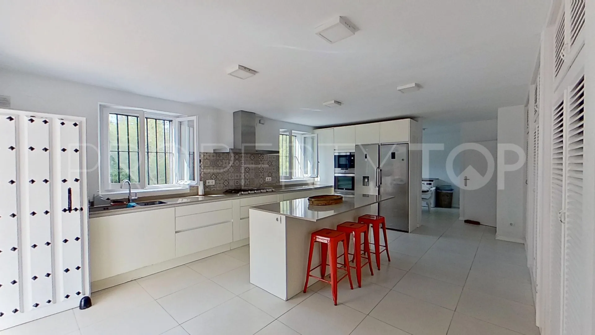 Kings & Queens 6 bedrooms villa for sale
