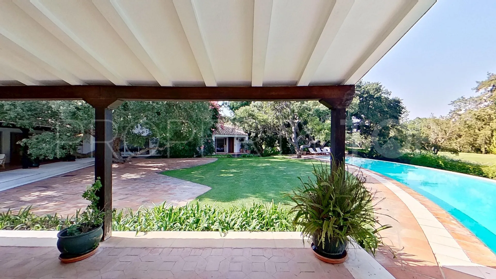 Kings & Queens 6 bedrooms villa for sale
