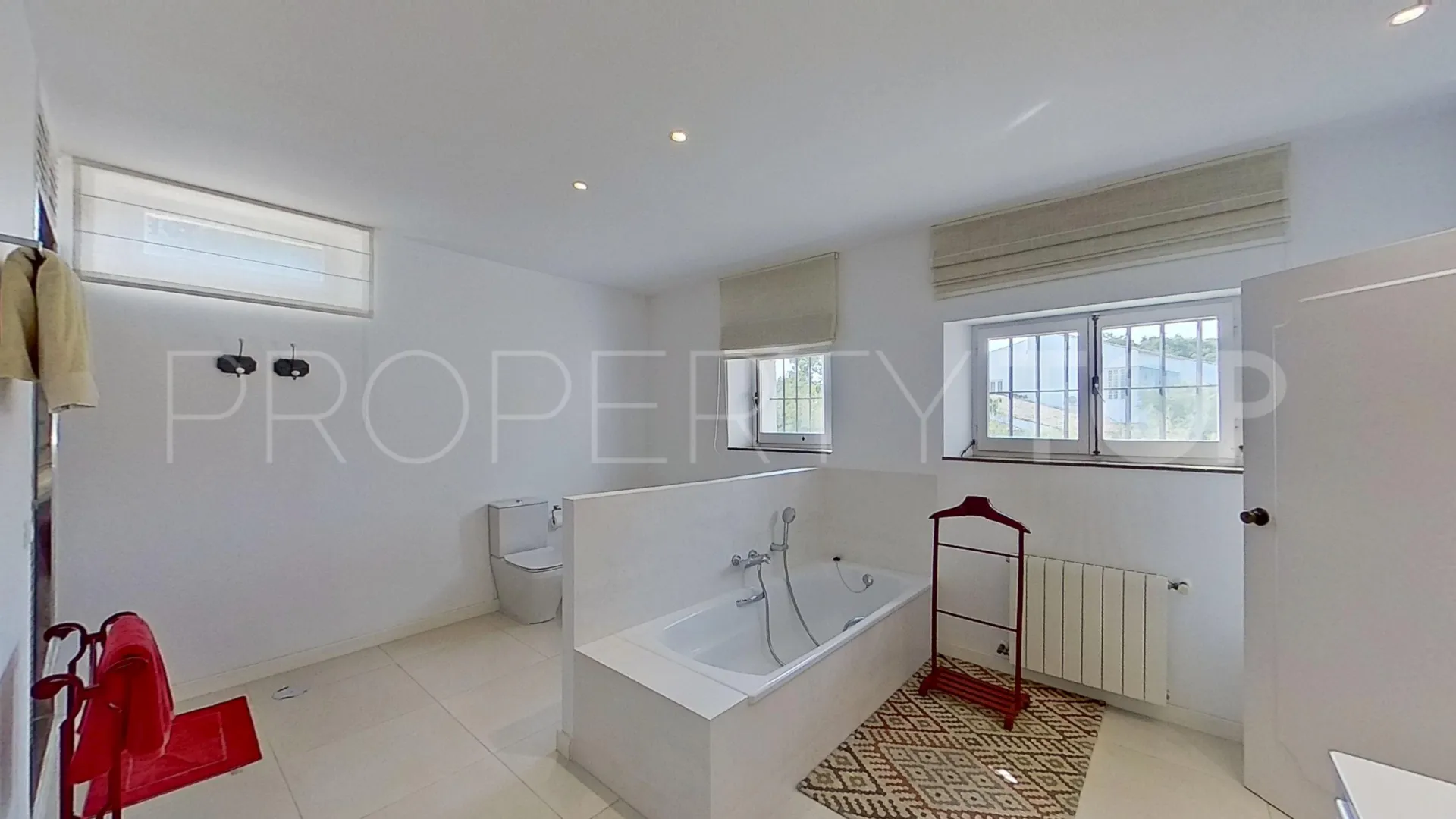 Kings & Queens 6 bedrooms villa for sale