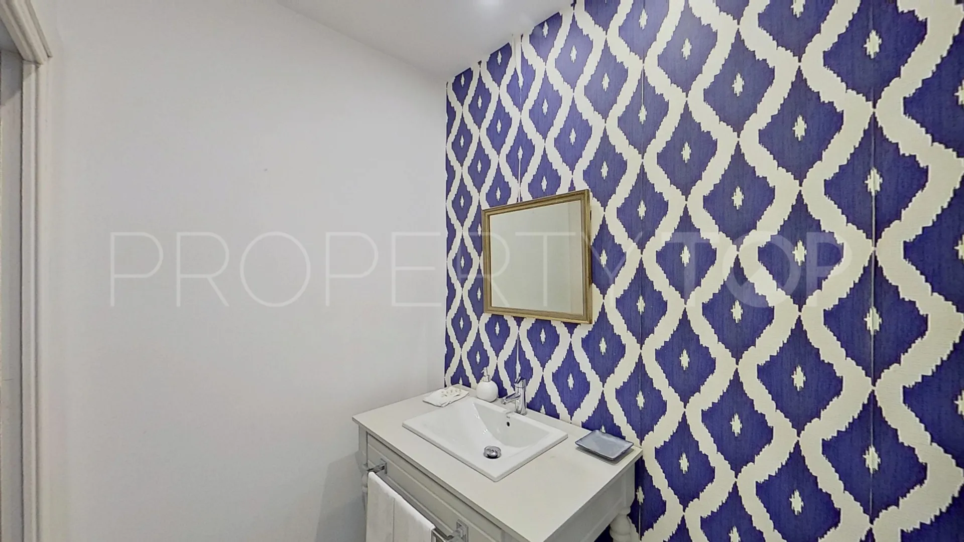 Kings & Queens 6 bedrooms villa for sale