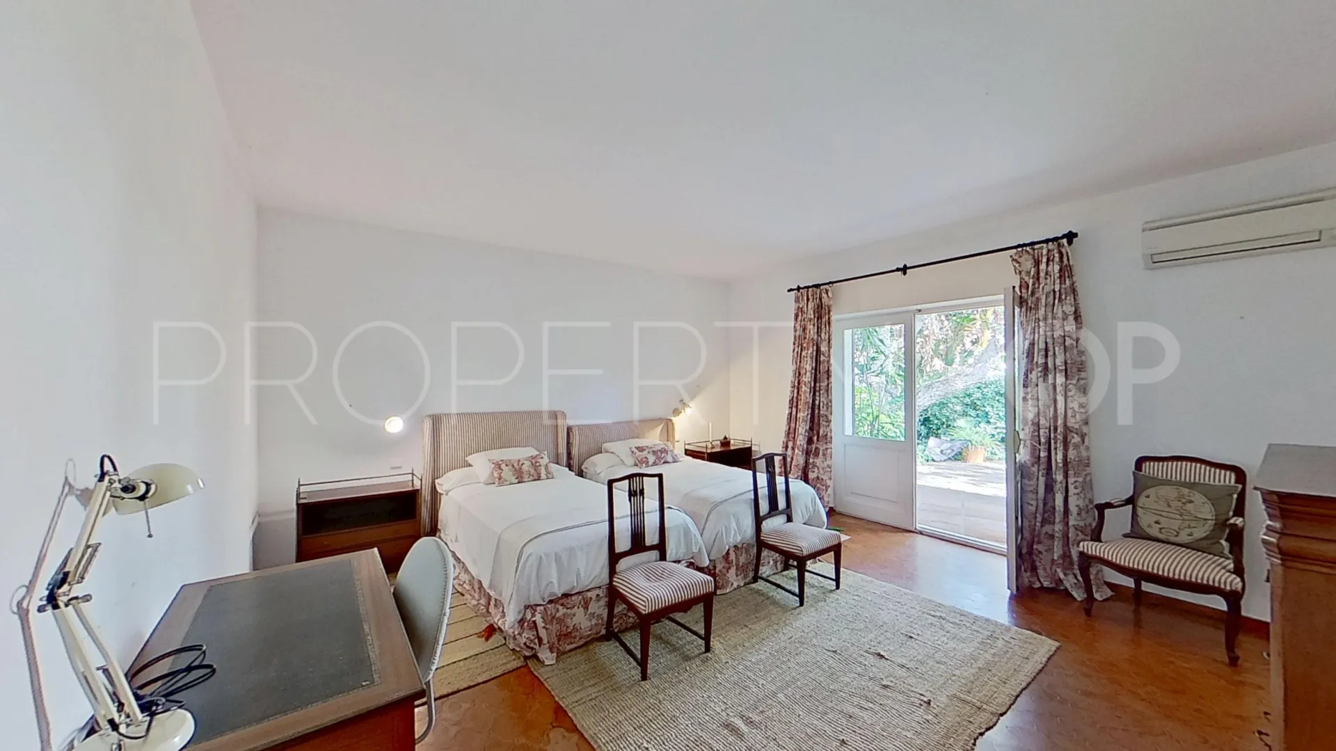 Kings & Queens 6 bedrooms villa for sale