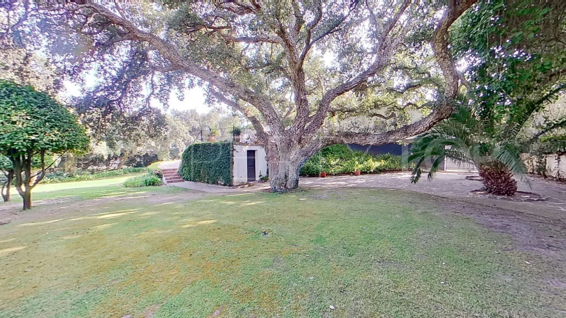 Kings & Queens 6 bedrooms villa for sale