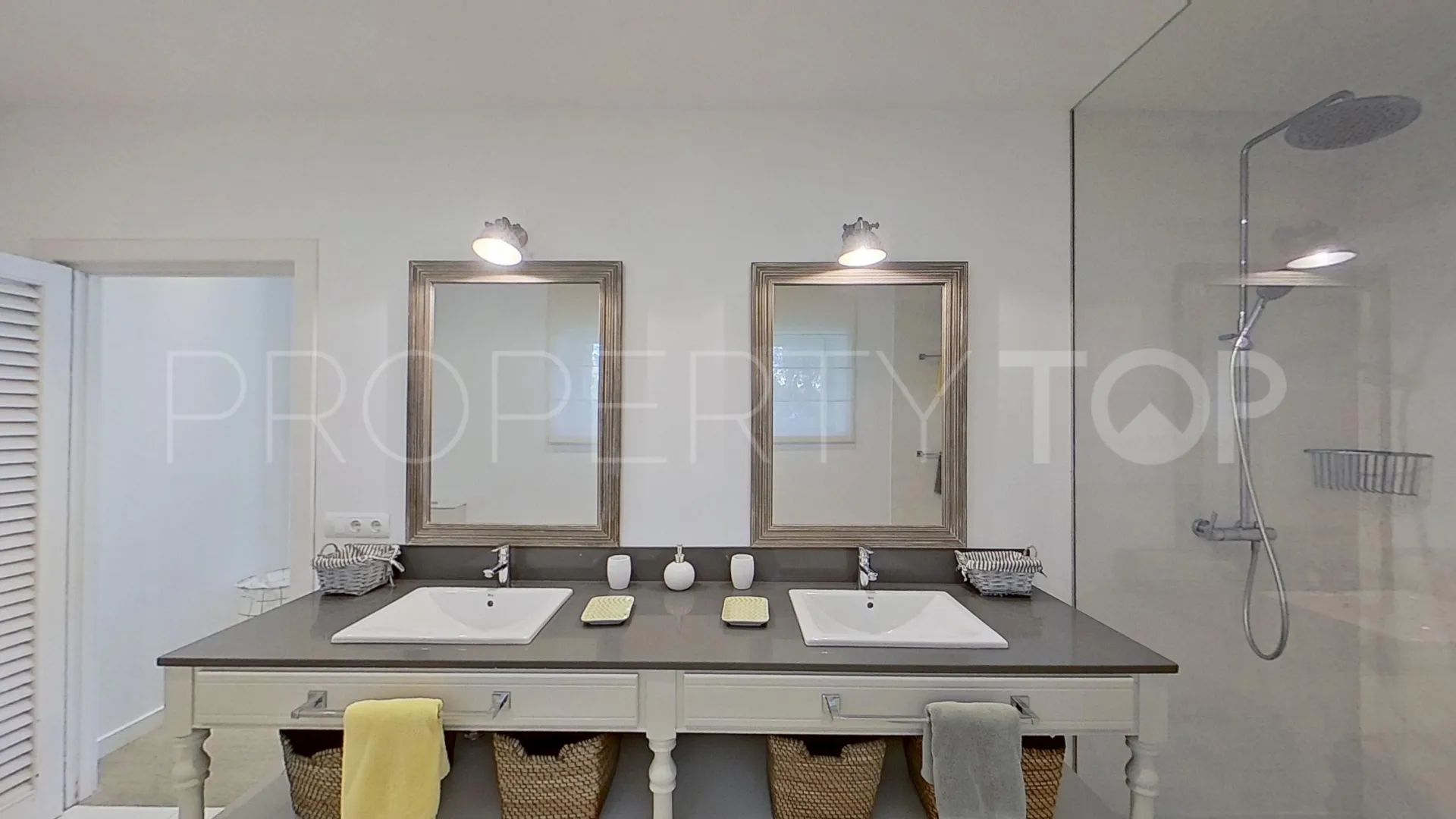 Kings & Queens 6 bedrooms villa for sale