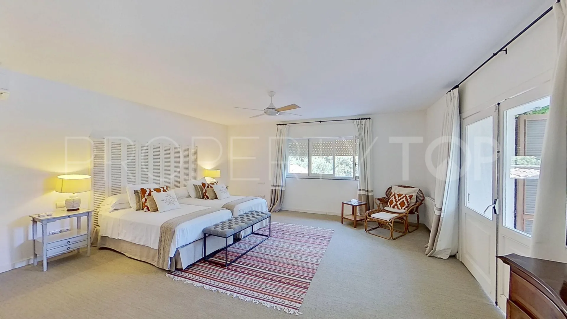 Kings & Queens 6 bedrooms villa for sale