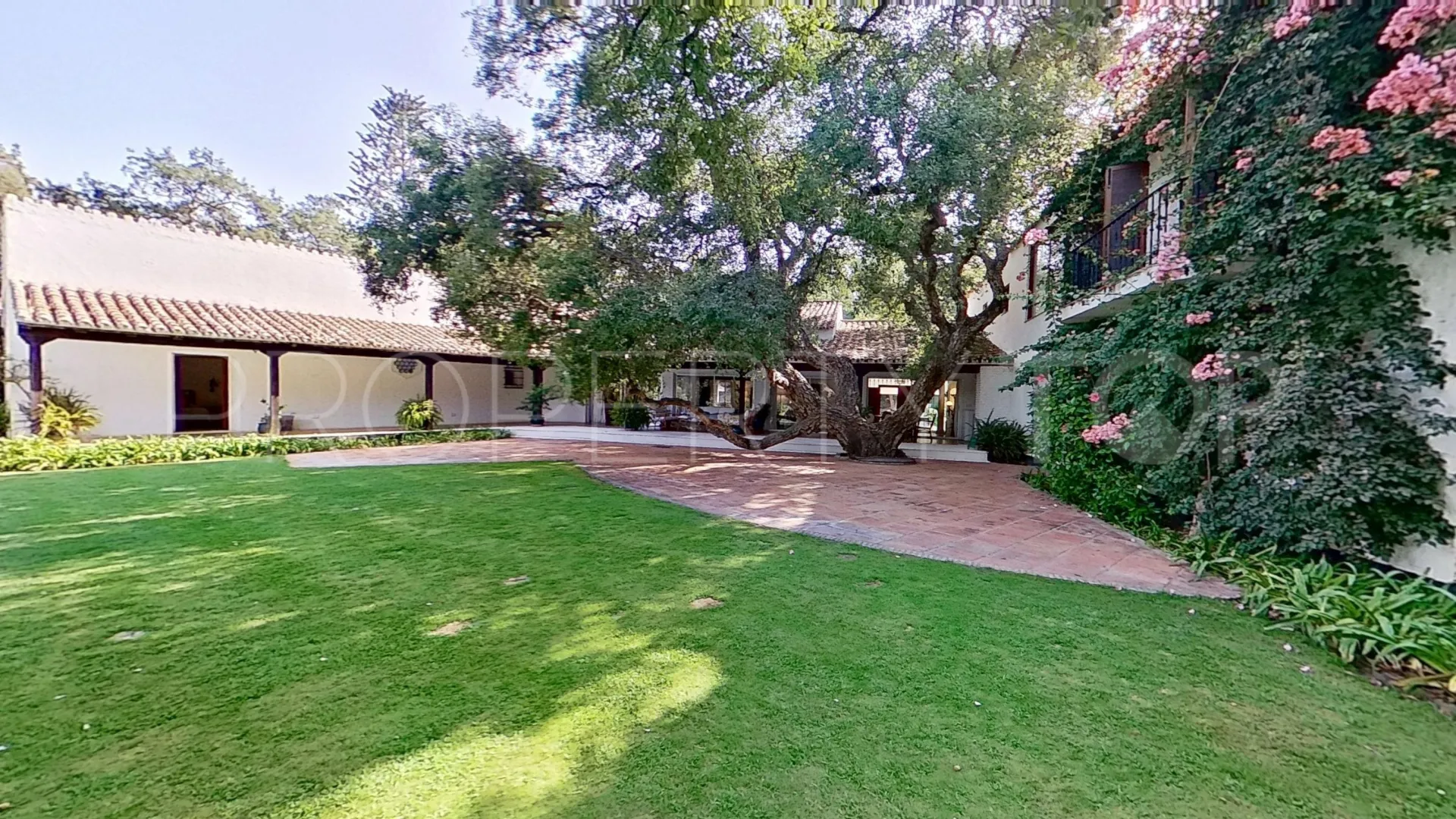 Kings & Queens 6 bedrooms villa for sale