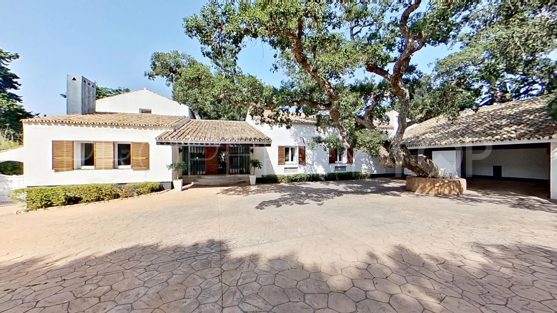 Kings & Queens 6 bedrooms villa for sale
