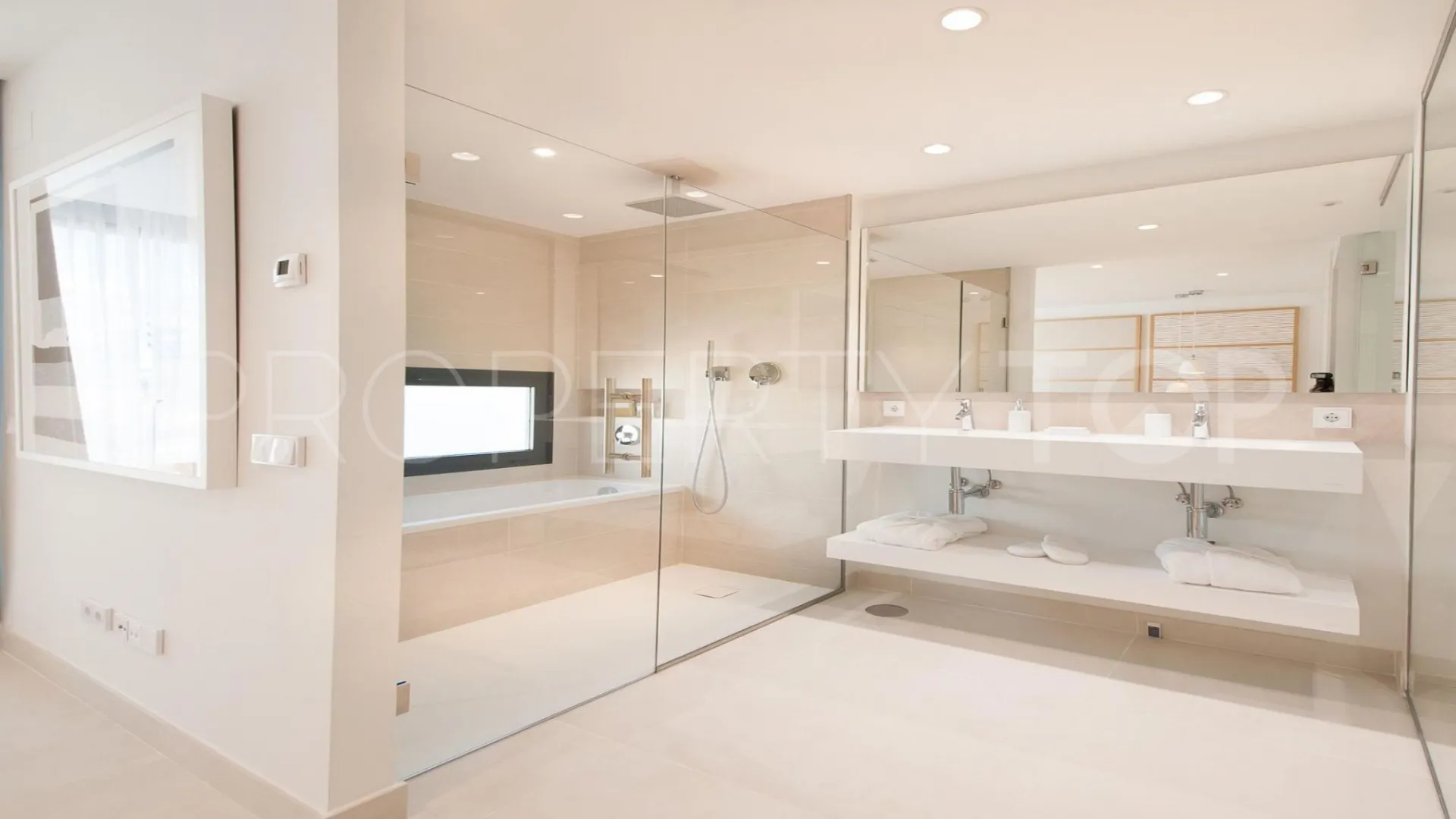 Buy apartment in El Higueron with 3 bedrooms