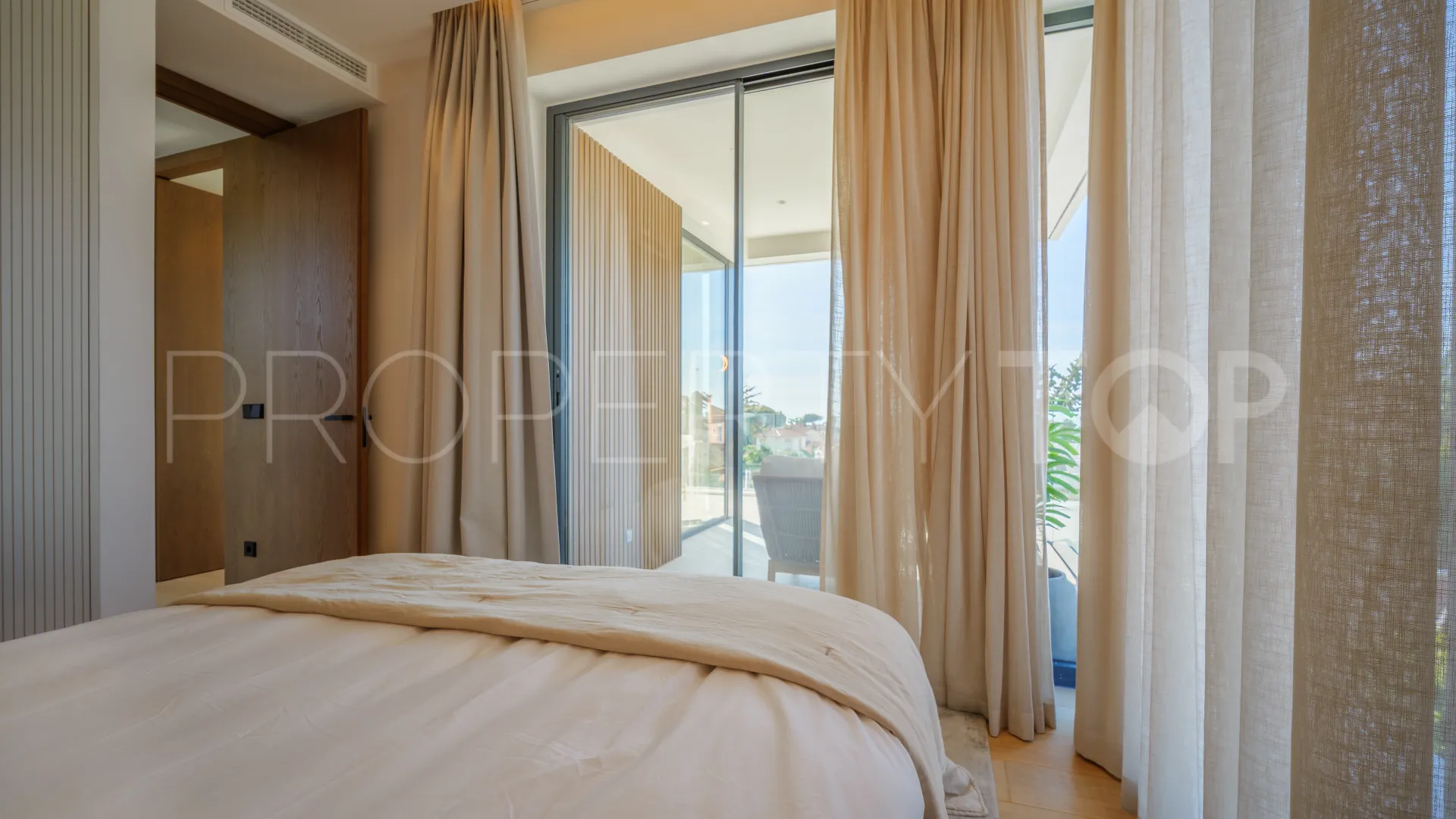 Se vende chalet en Marbesa con 4 dormitorios