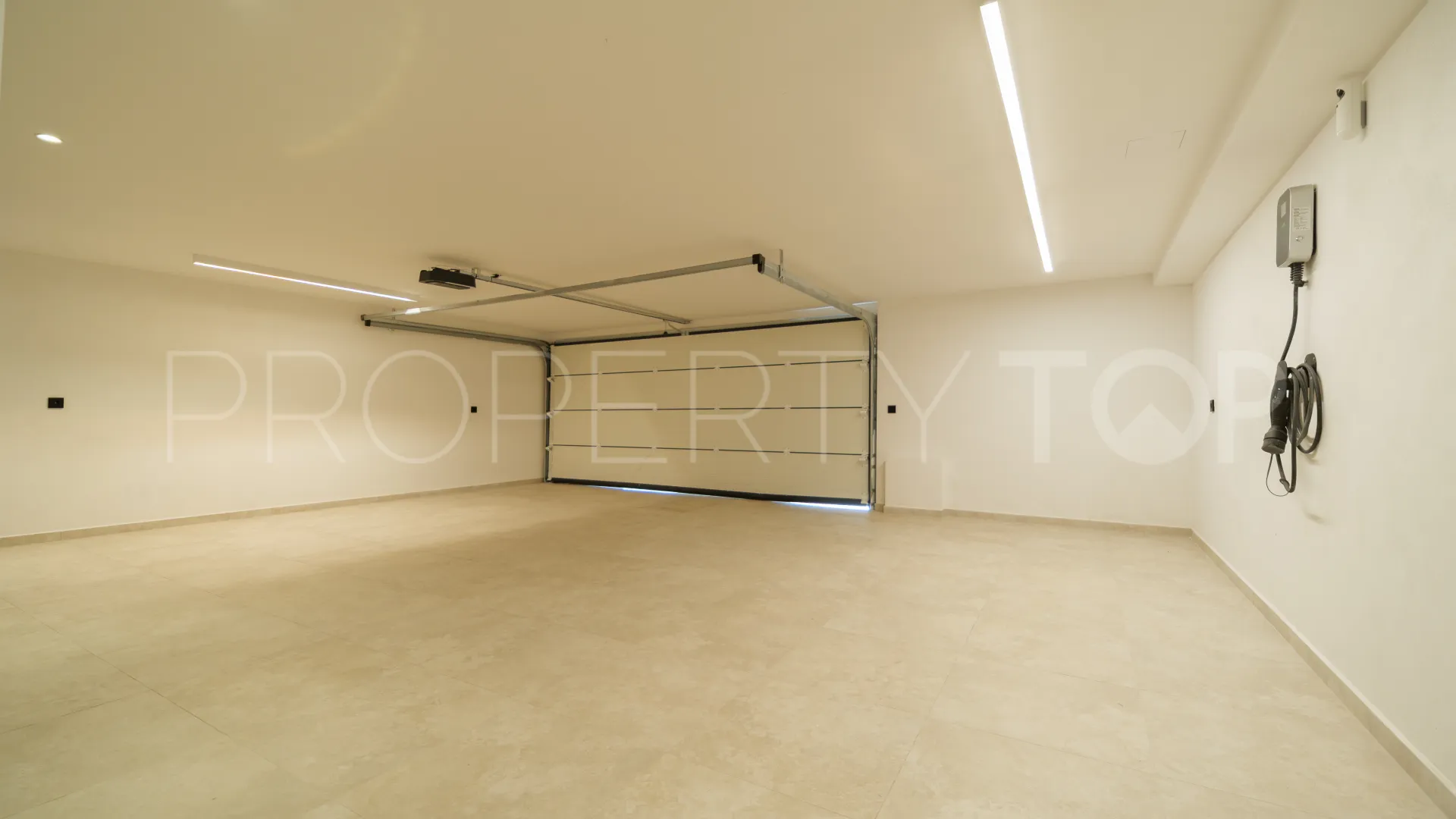 Se vende chalet en Marbesa con 4 dormitorios