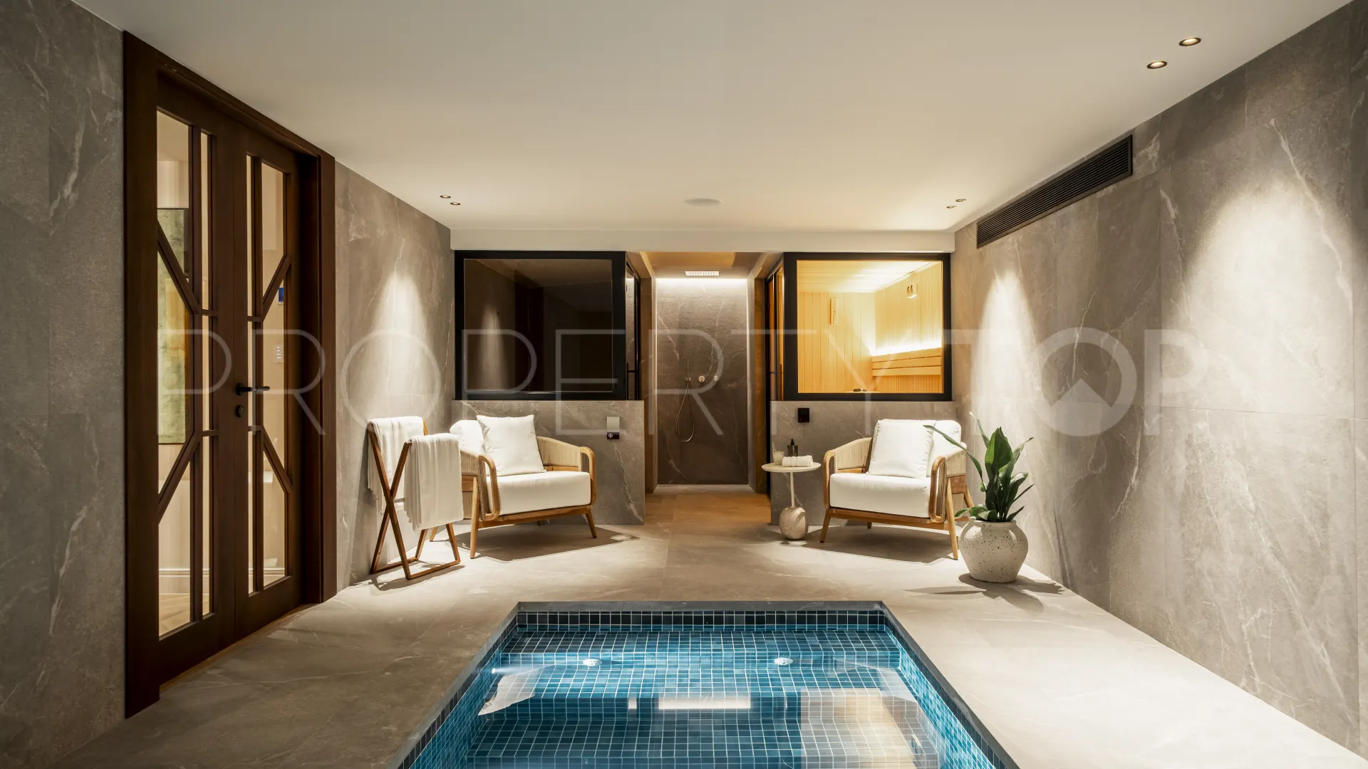 Chalet de 5 dormitorios en venta en Nueva Andalucia