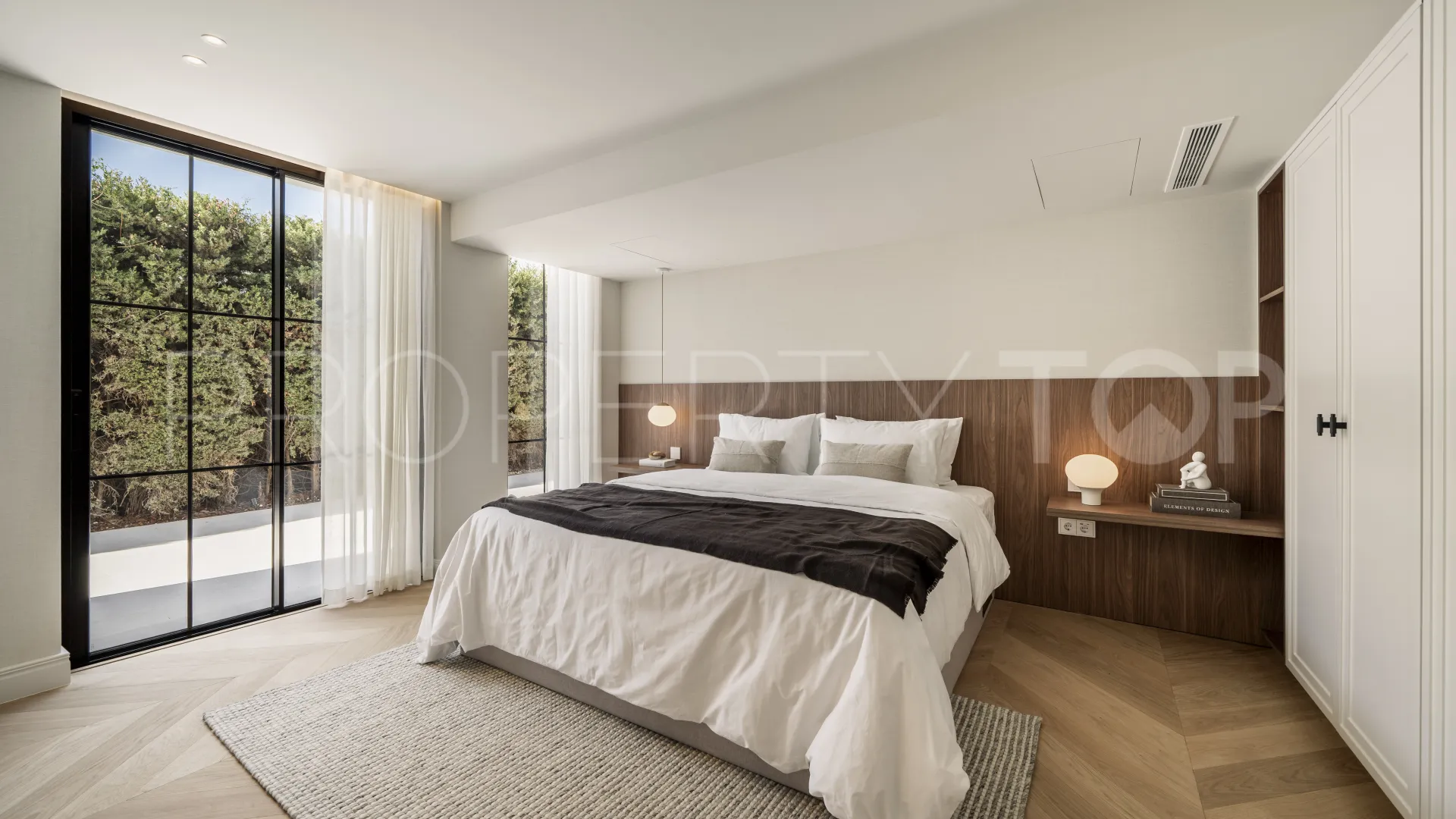 Chalet de 5 dormitorios en venta en Nueva Andalucia