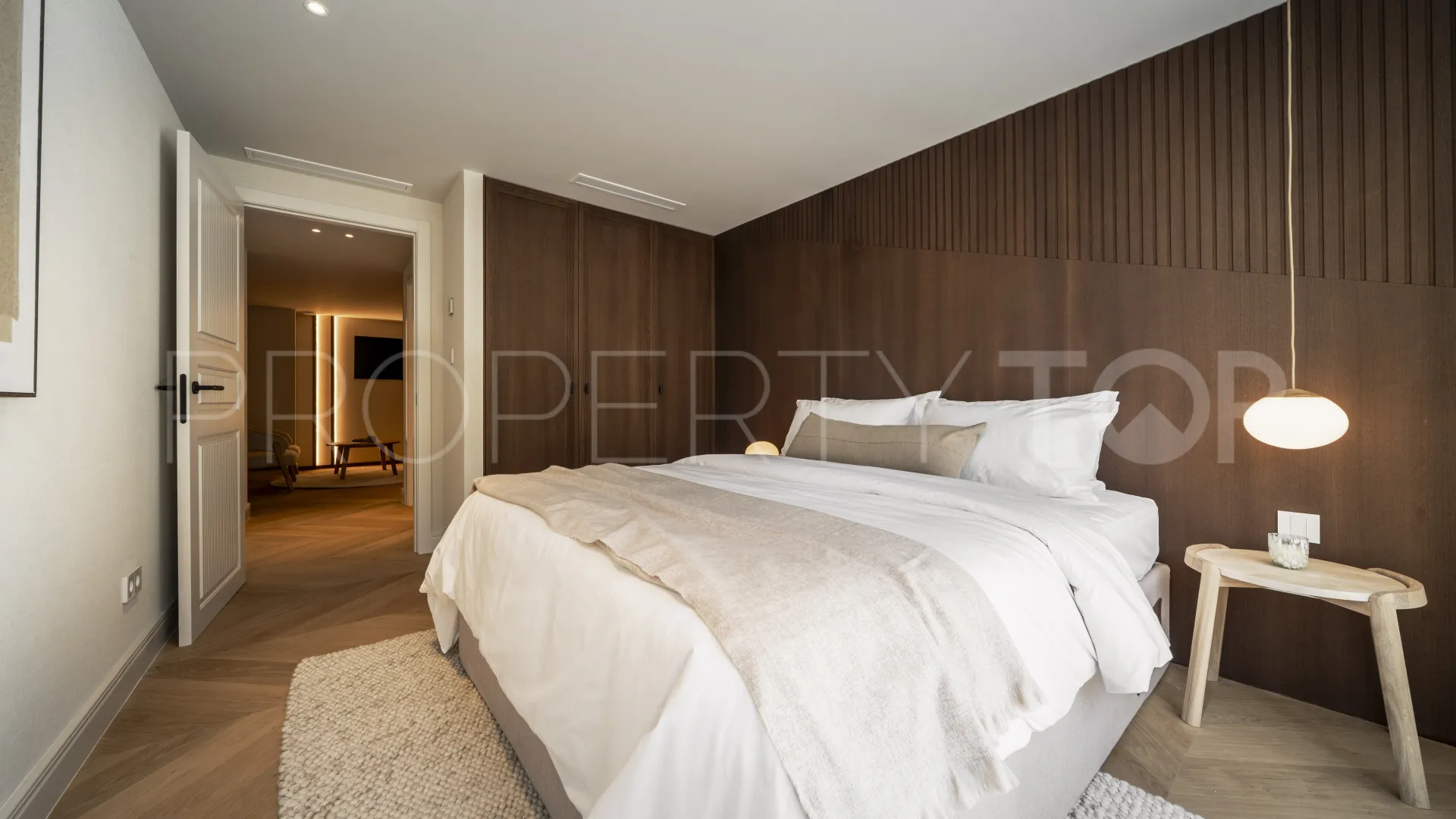 Chalet de 5 dormitorios en venta en Nueva Andalucia