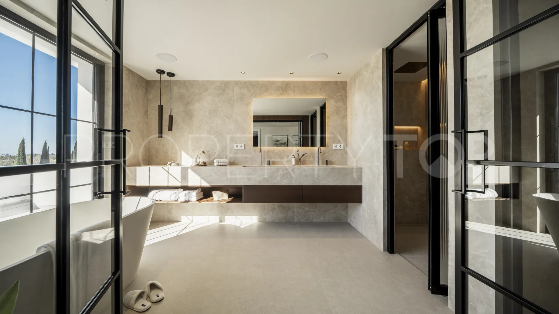Chalet de 5 dormitorios en venta en Nueva Andalucia