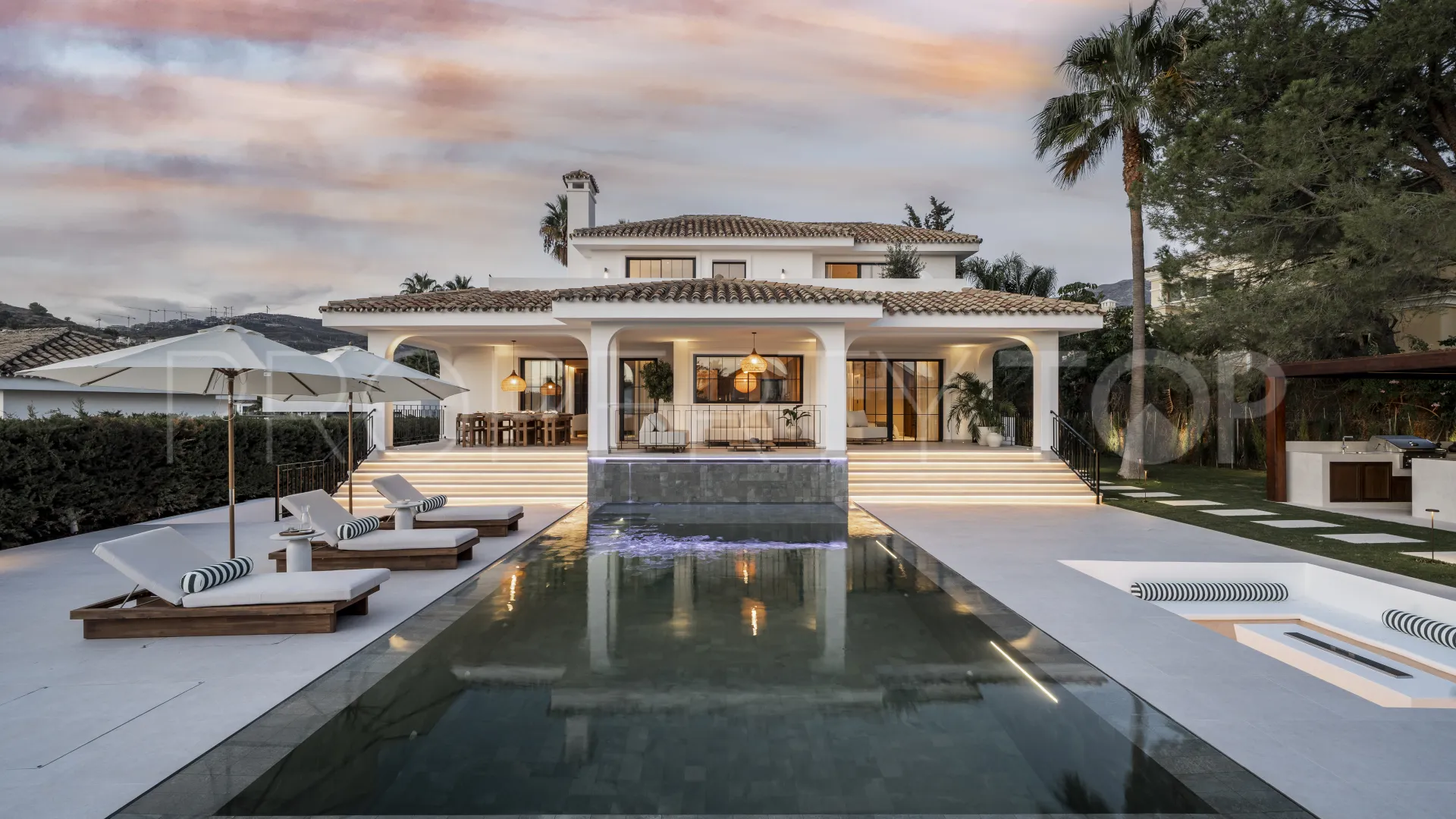 Chalet de 5 dormitorios en venta en Nueva Andalucia
