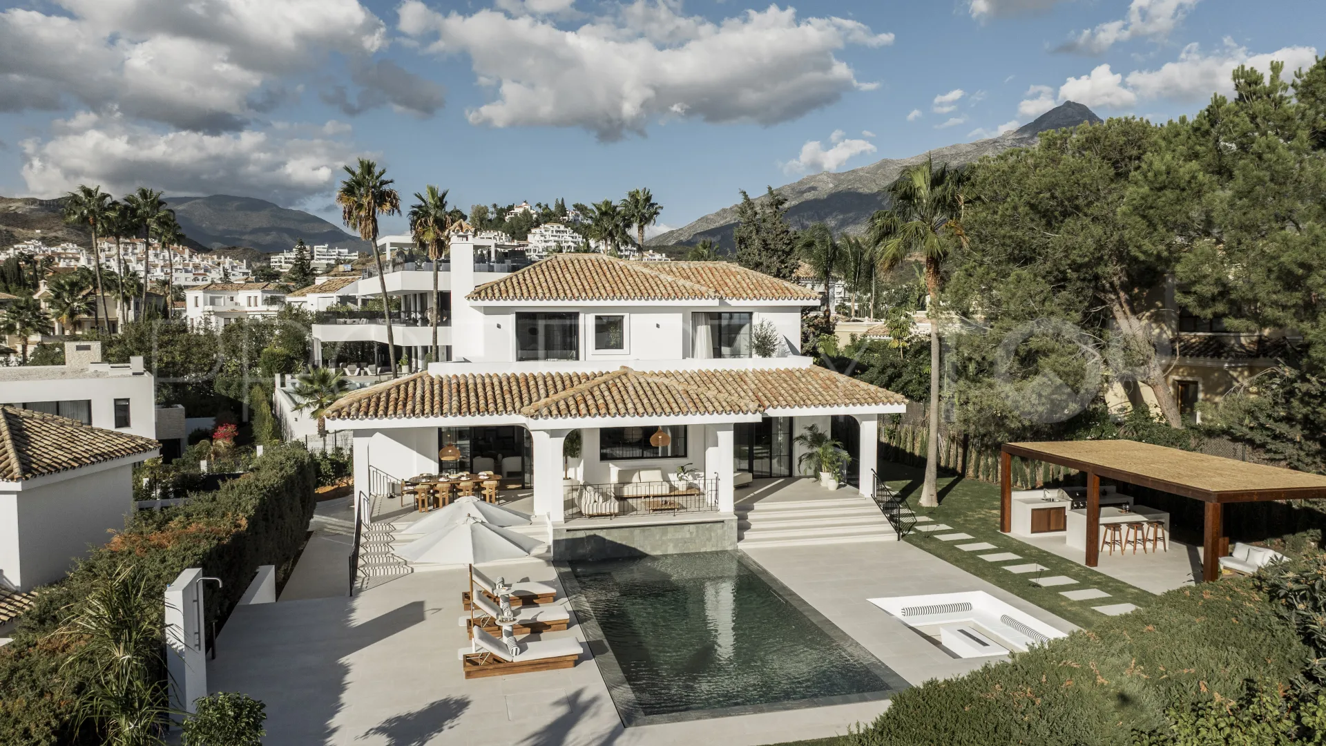 Chalet de 5 dormitorios en venta en Nueva Andalucia