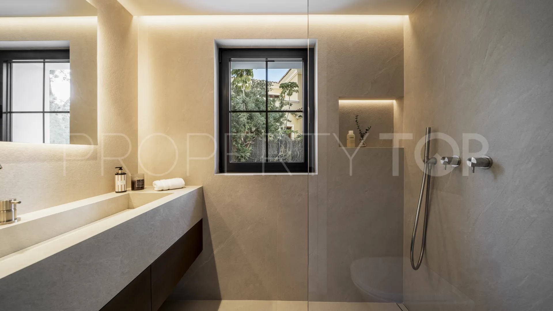 Chalet de 5 dormitorios en venta en Nueva Andalucia