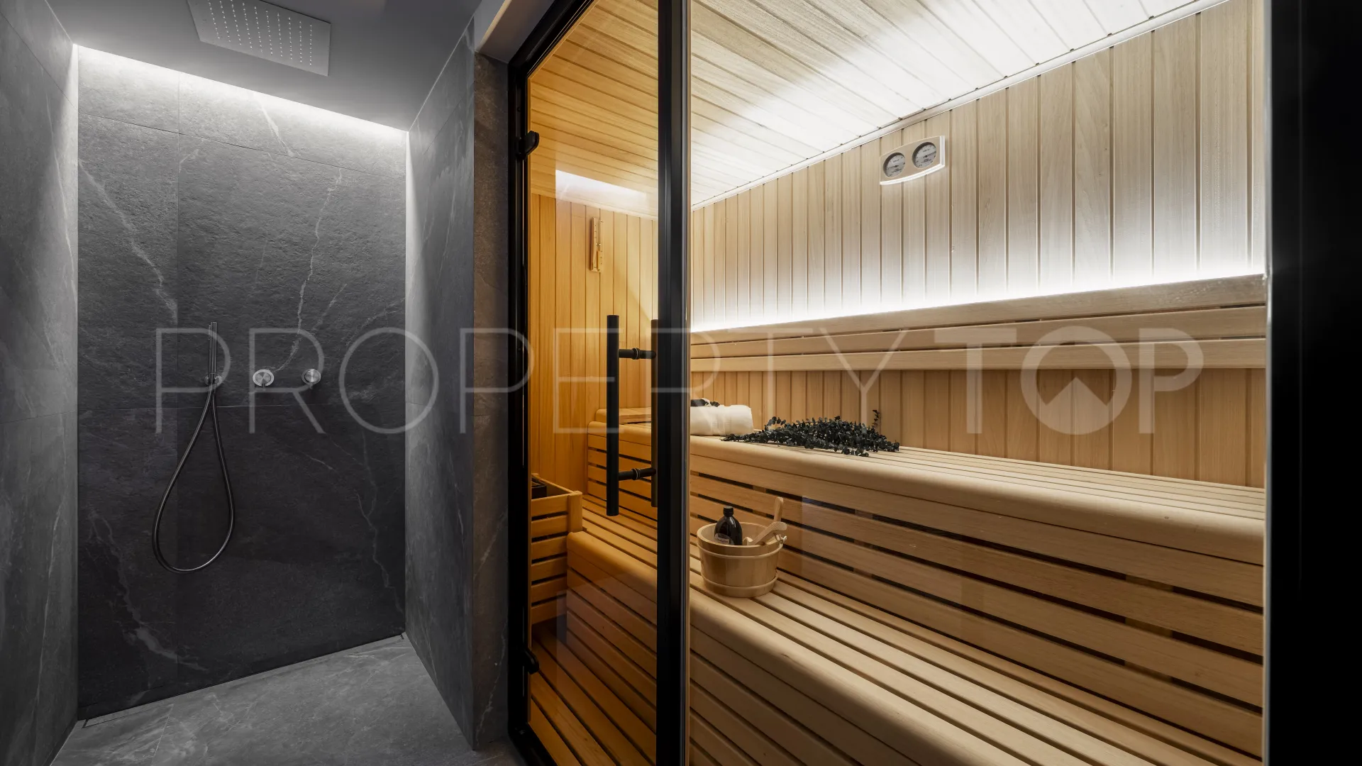 Chalet de 5 dormitorios en venta en Nueva Andalucia