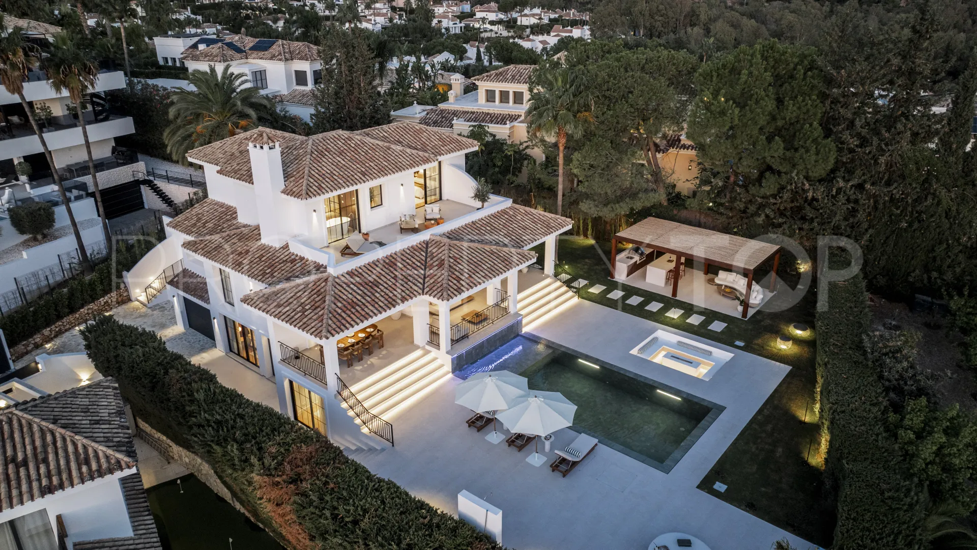 Chalet de 5 dormitorios en venta en Nueva Andalucia