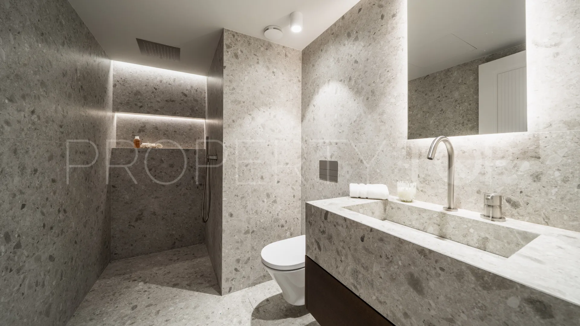Chalet de 5 dormitorios en venta en Nueva Andalucia