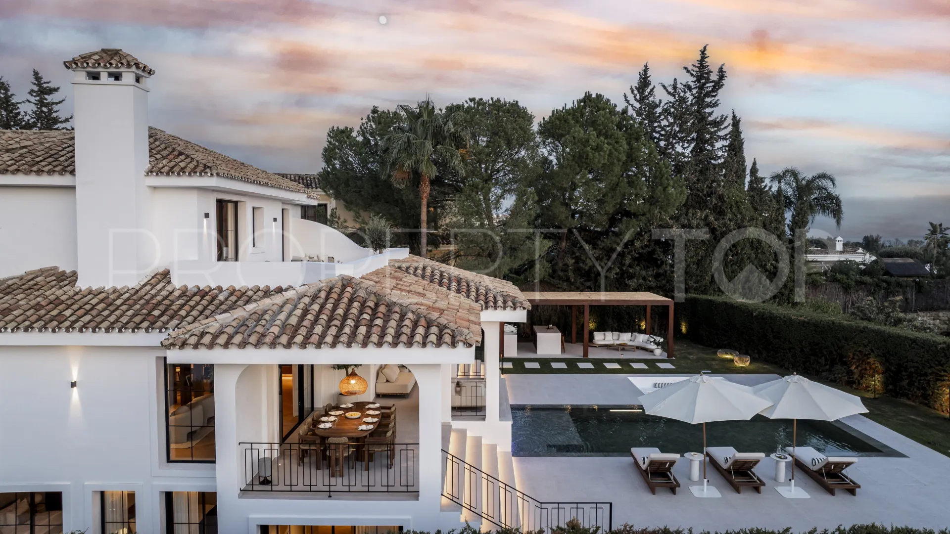 Chalet de 5 dormitorios en venta en Nueva Andalucia