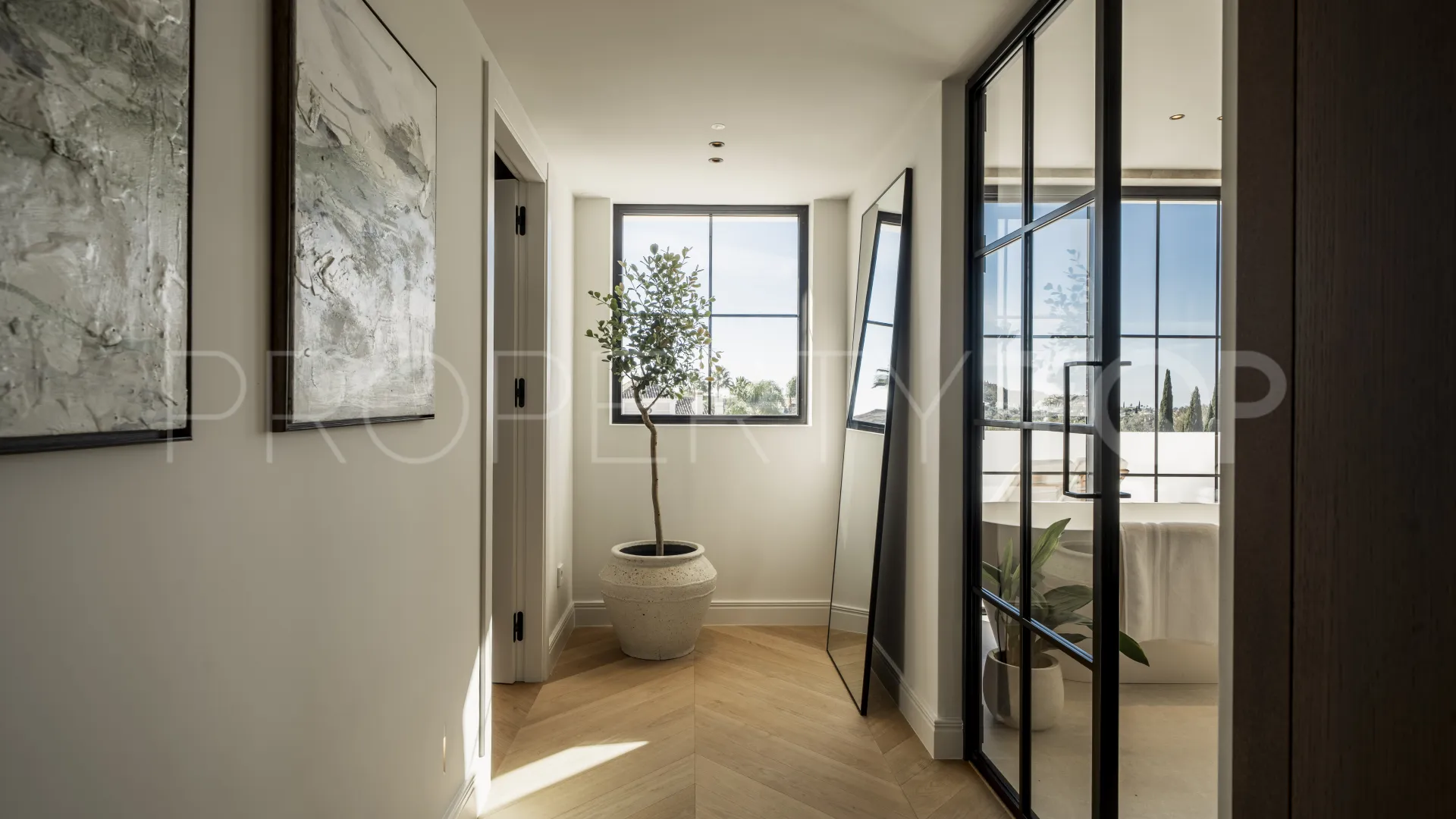 Chalet de 5 dormitorios en venta en Nueva Andalucia