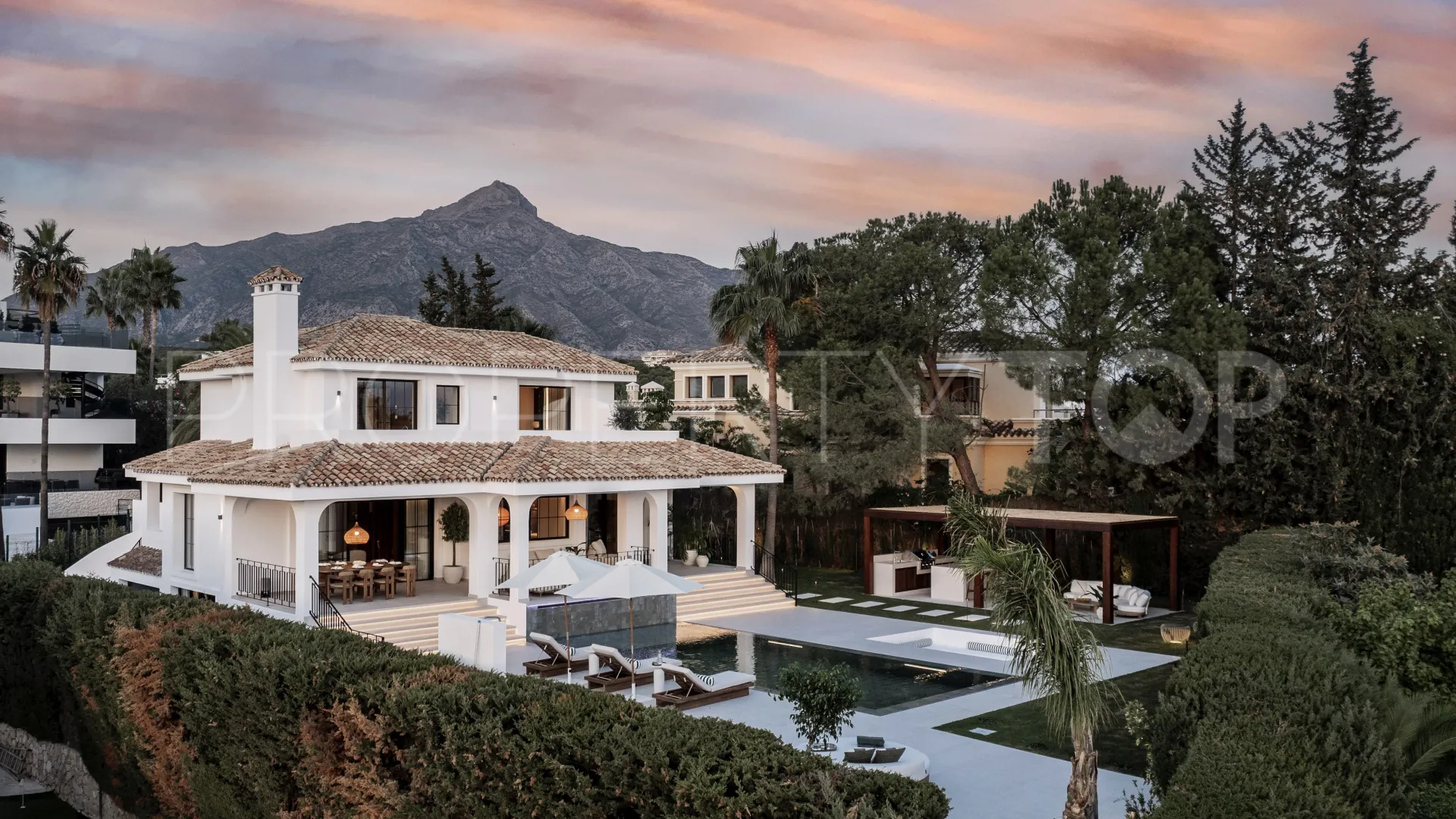 Chalet de 5 dormitorios en venta en Nueva Andalucia