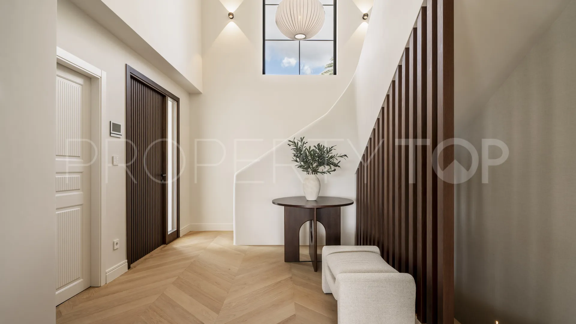 Chalet de 5 dormitorios en venta en Nueva Andalucia