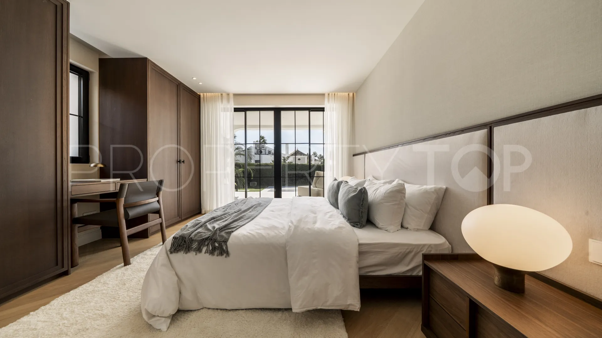 Chalet de 5 dormitorios en venta en Nueva Andalucia