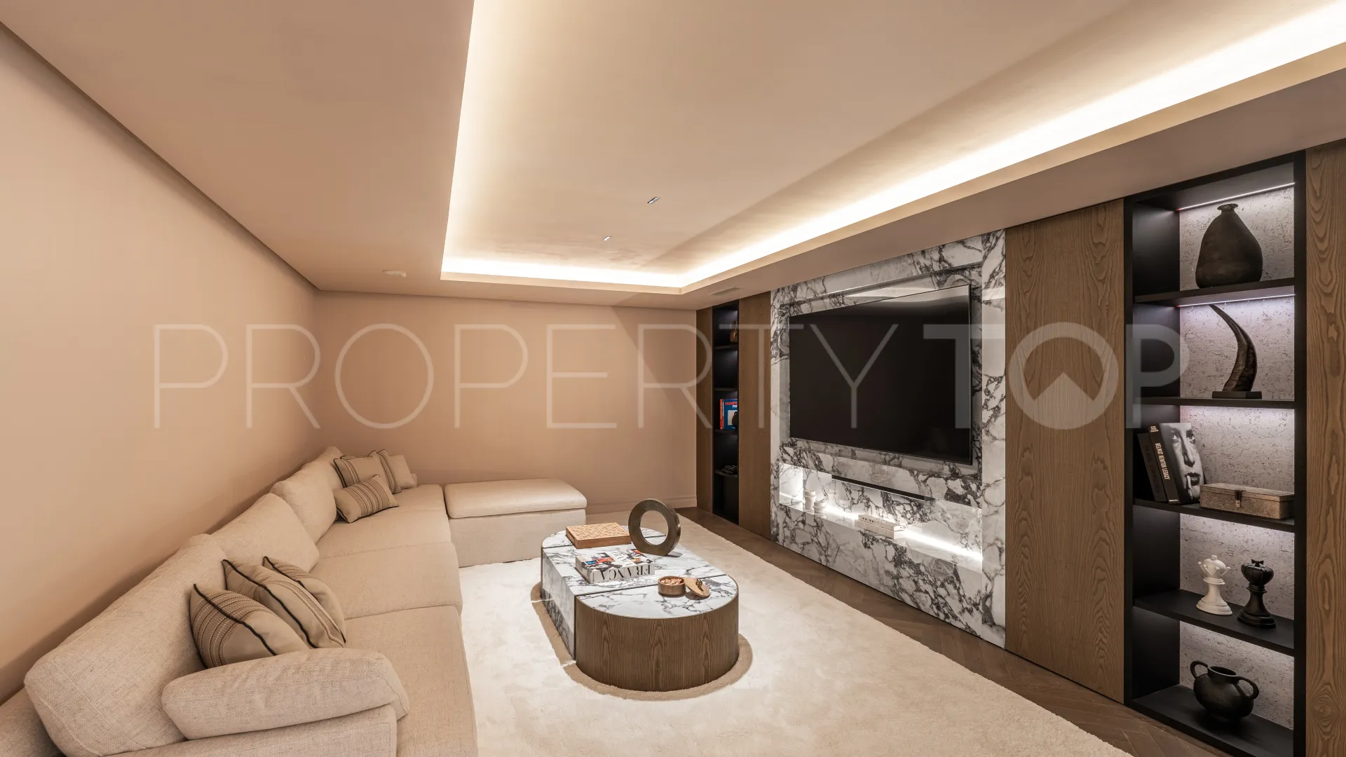 For sale chalet with 5 bedrooms in Nueva Andalucia