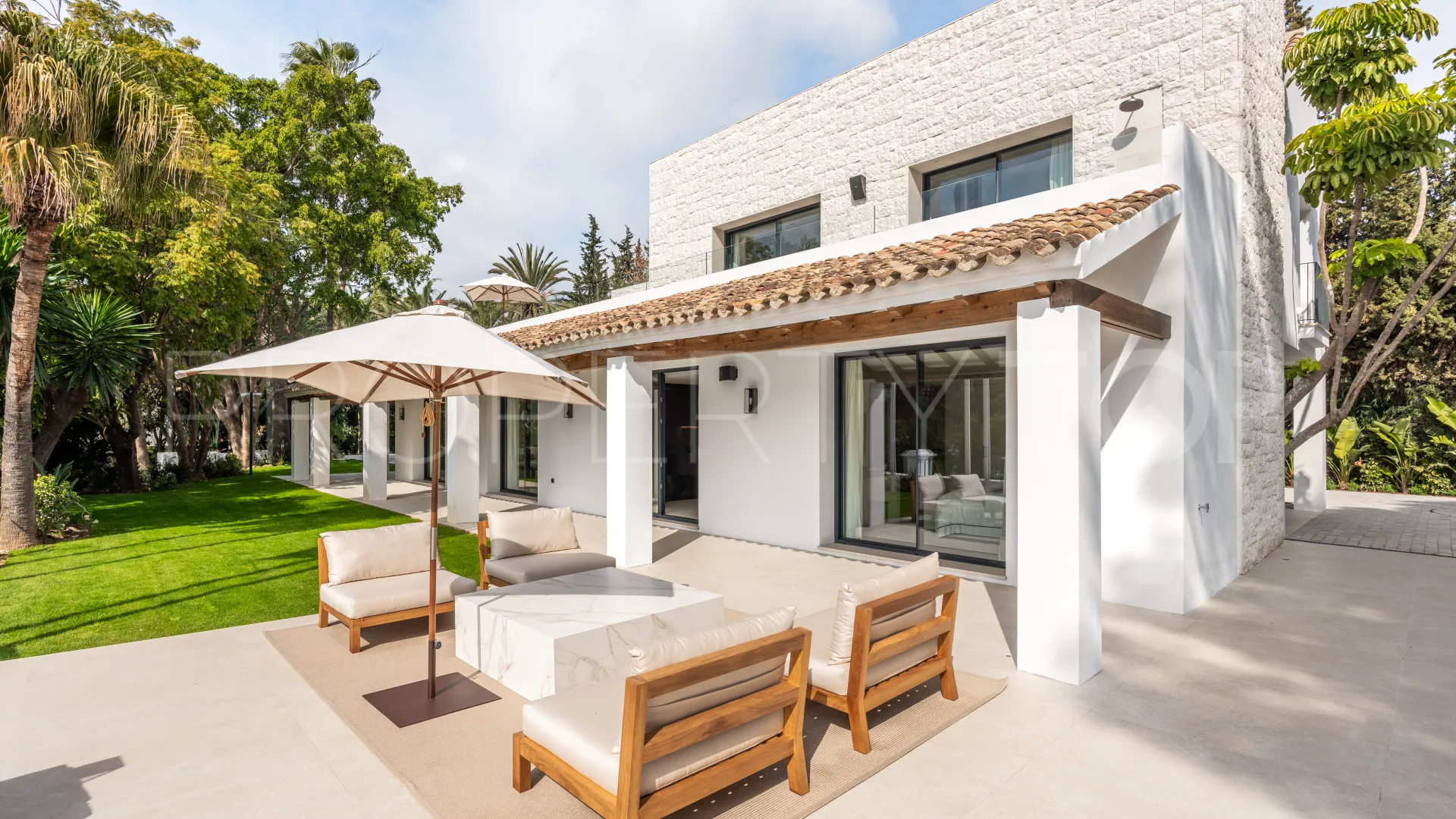 For sale chalet with 5 bedrooms in Nueva Andalucia