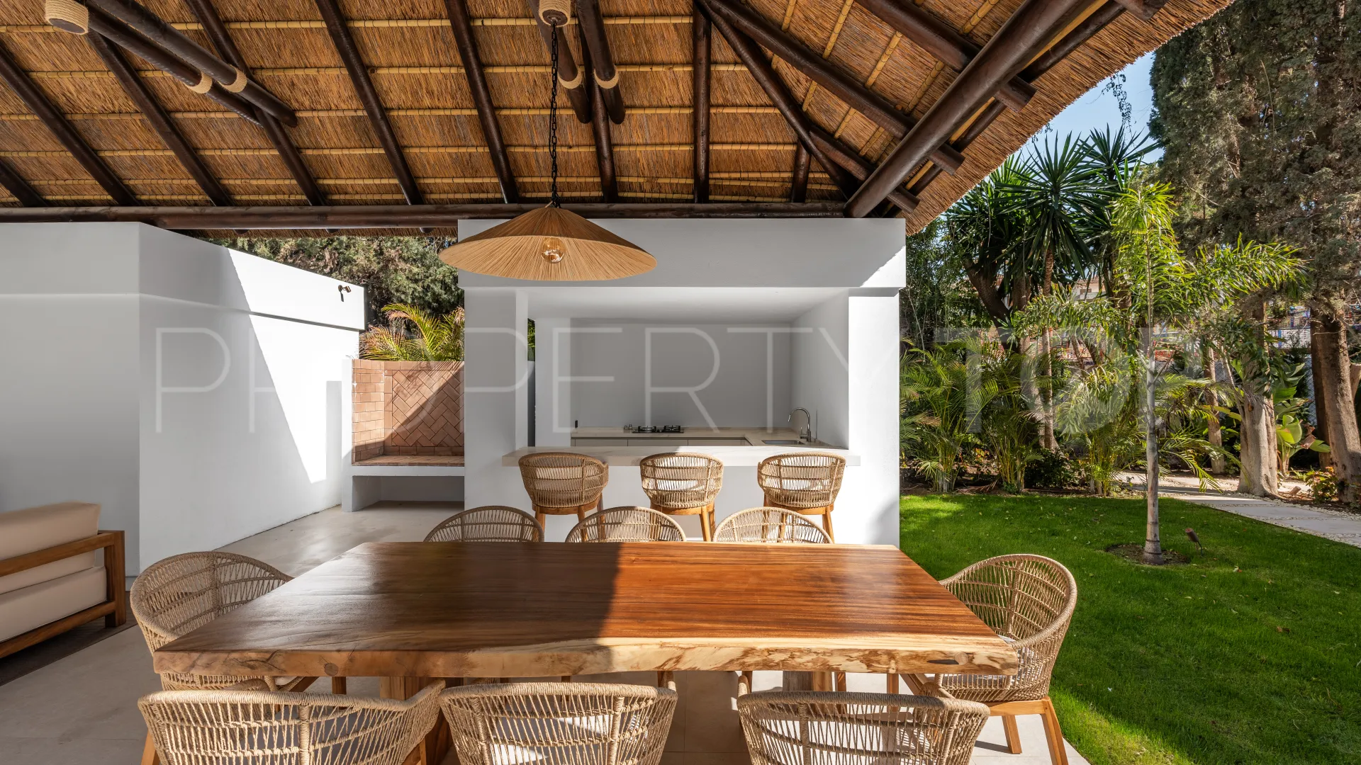 For sale chalet with 5 bedrooms in Nueva Andalucia