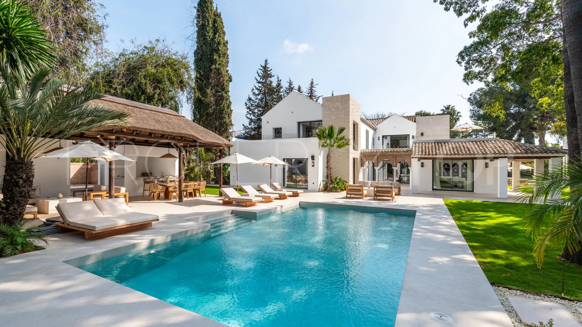 For sale chalet with 5 bedrooms in Nueva Andalucia