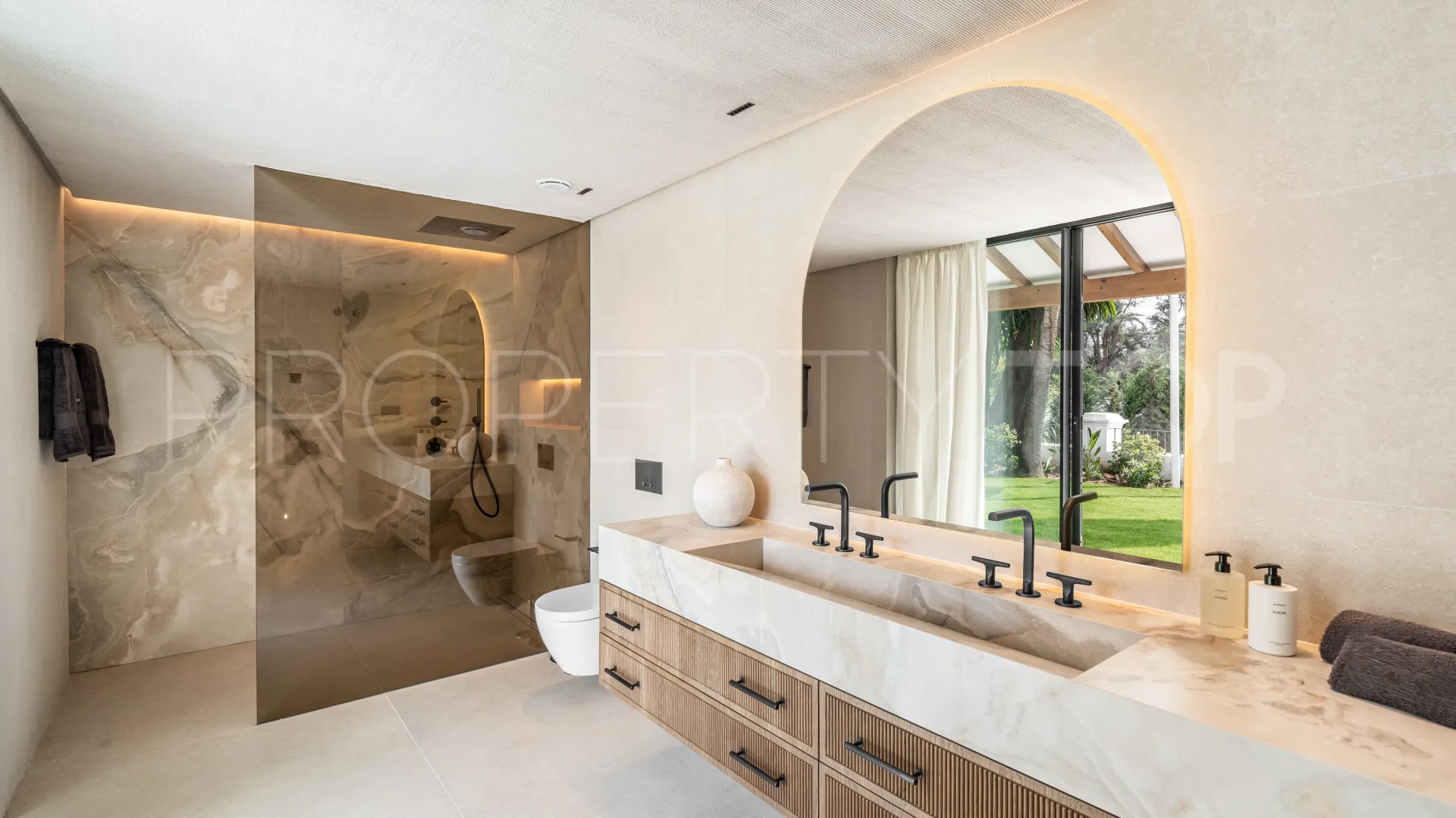 For sale chalet with 5 bedrooms in Nueva Andalucia