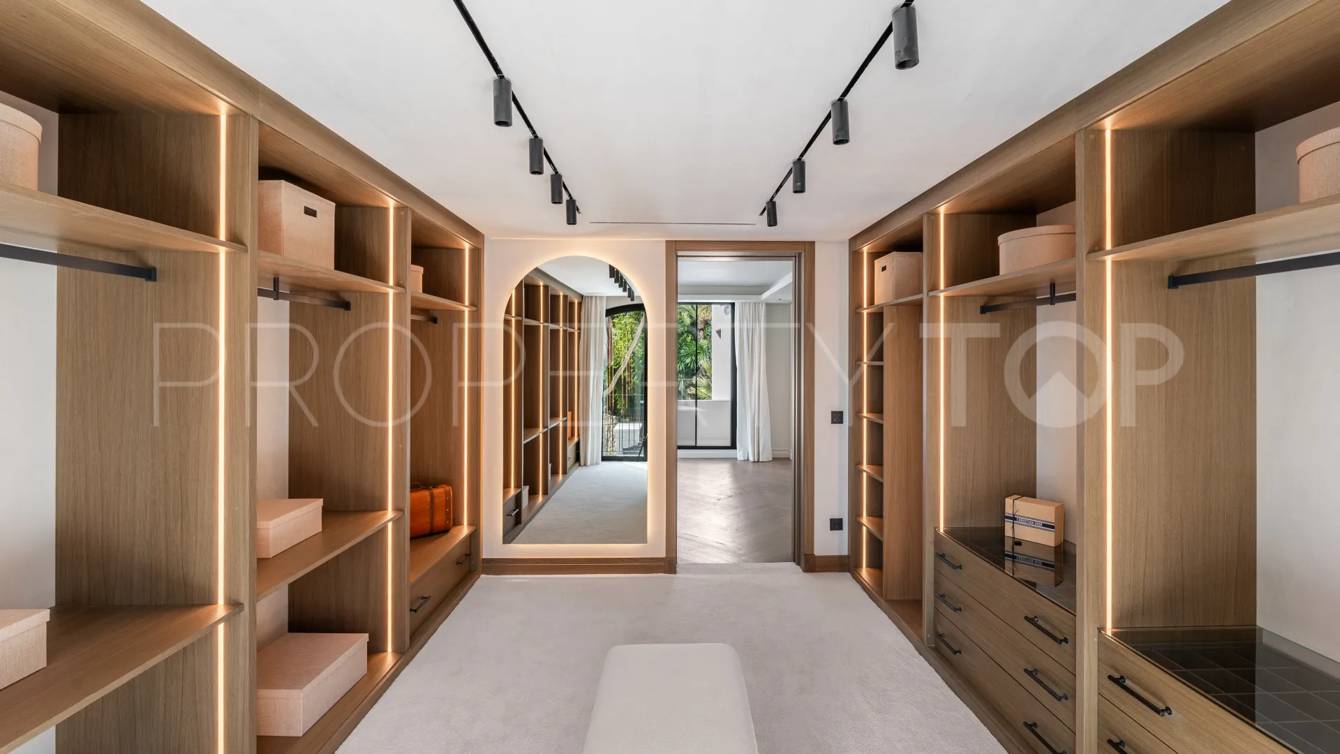 For sale chalet with 5 bedrooms in Nueva Andalucia