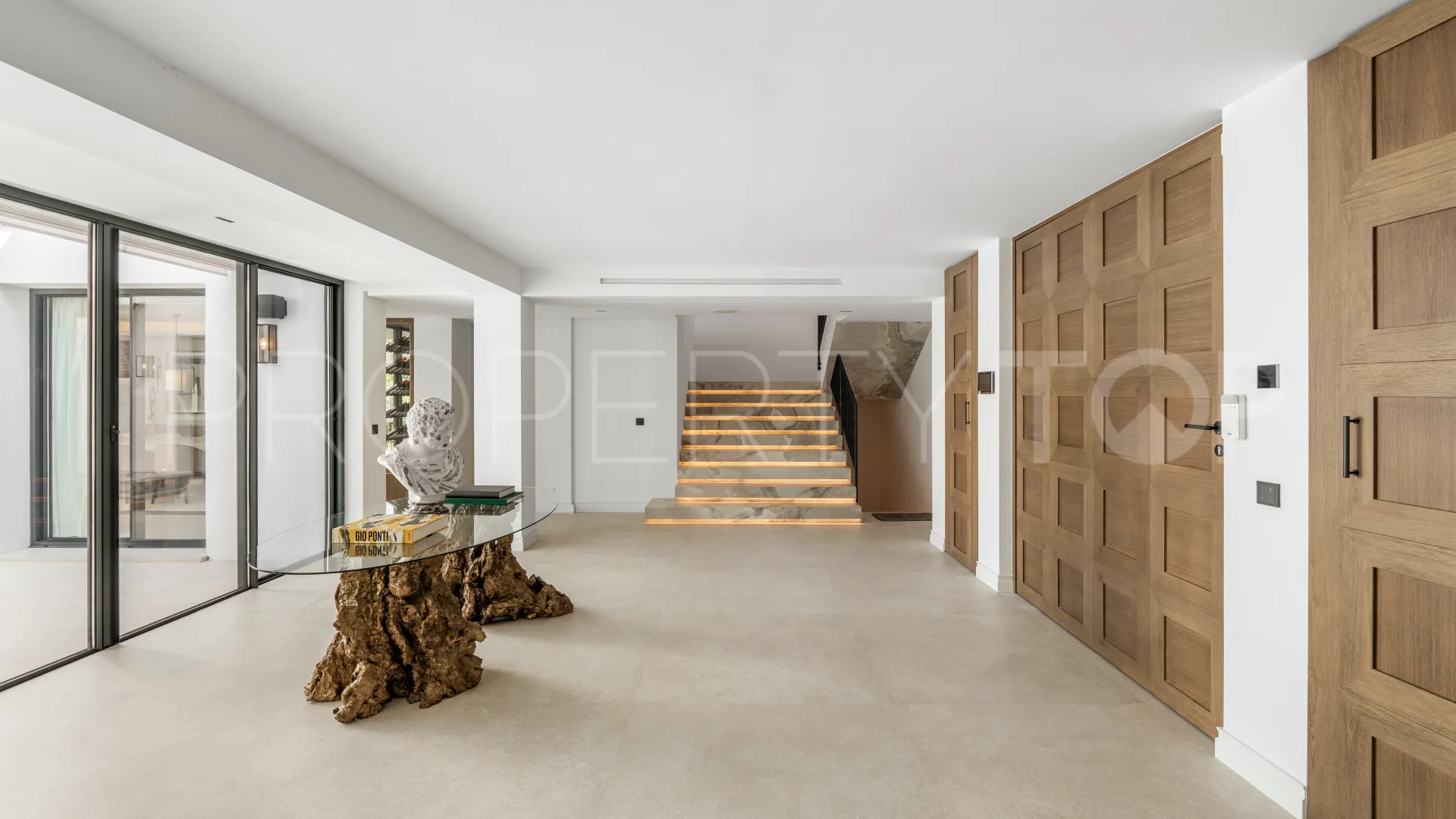 For sale chalet with 5 bedrooms in Nueva Andalucia
