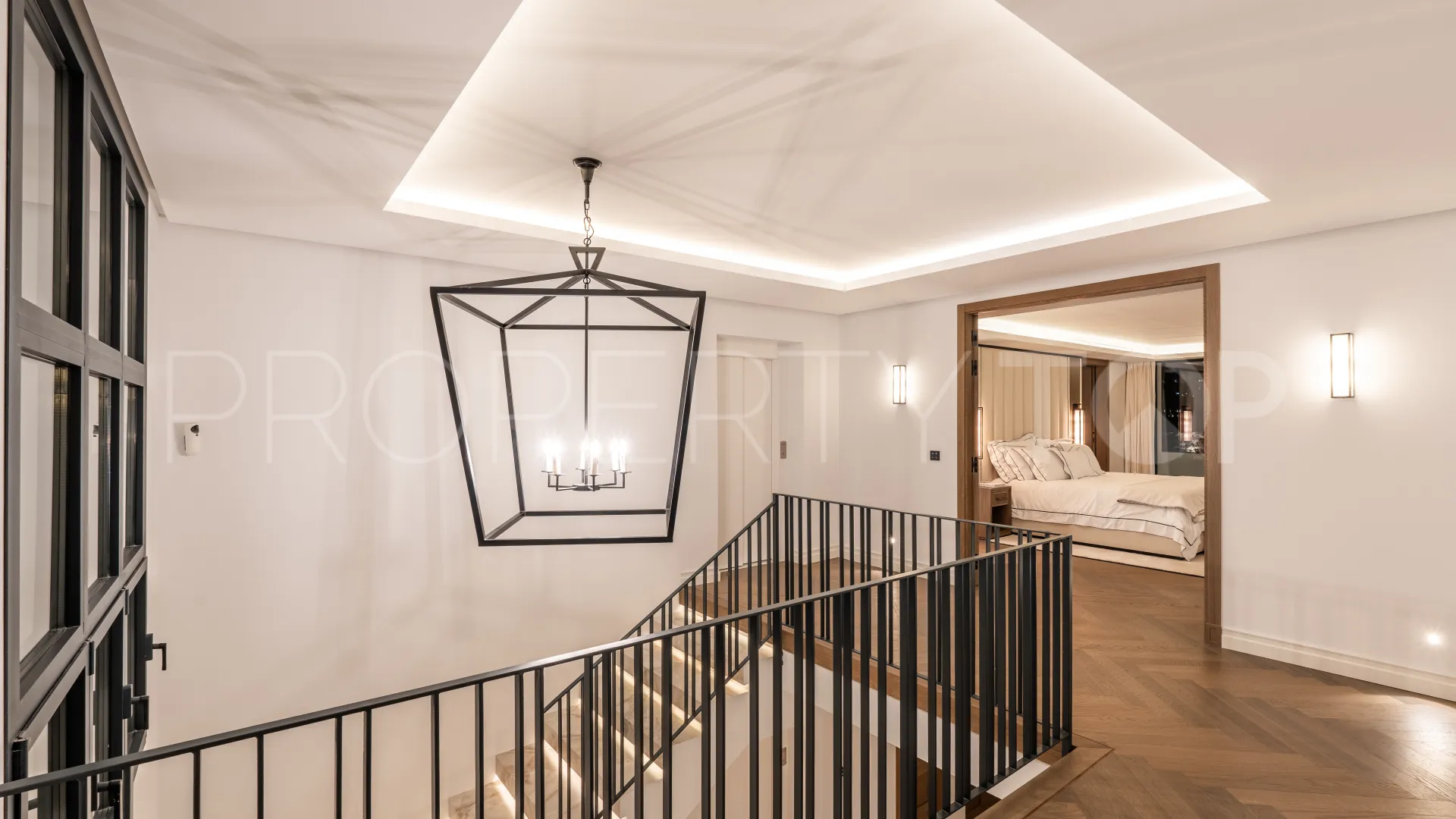 For sale chalet with 5 bedrooms in Nueva Andalucia