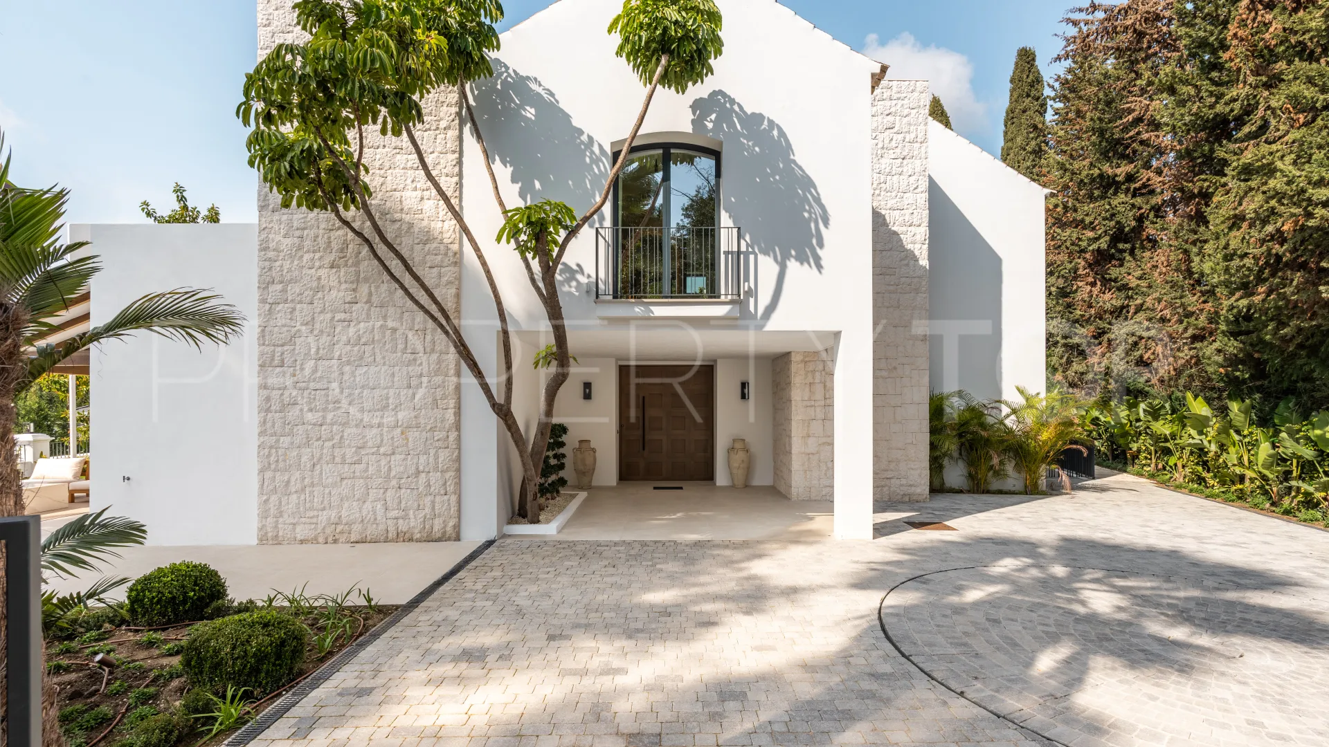 For sale chalet with 5 bedrooms in Nueva Andalucia