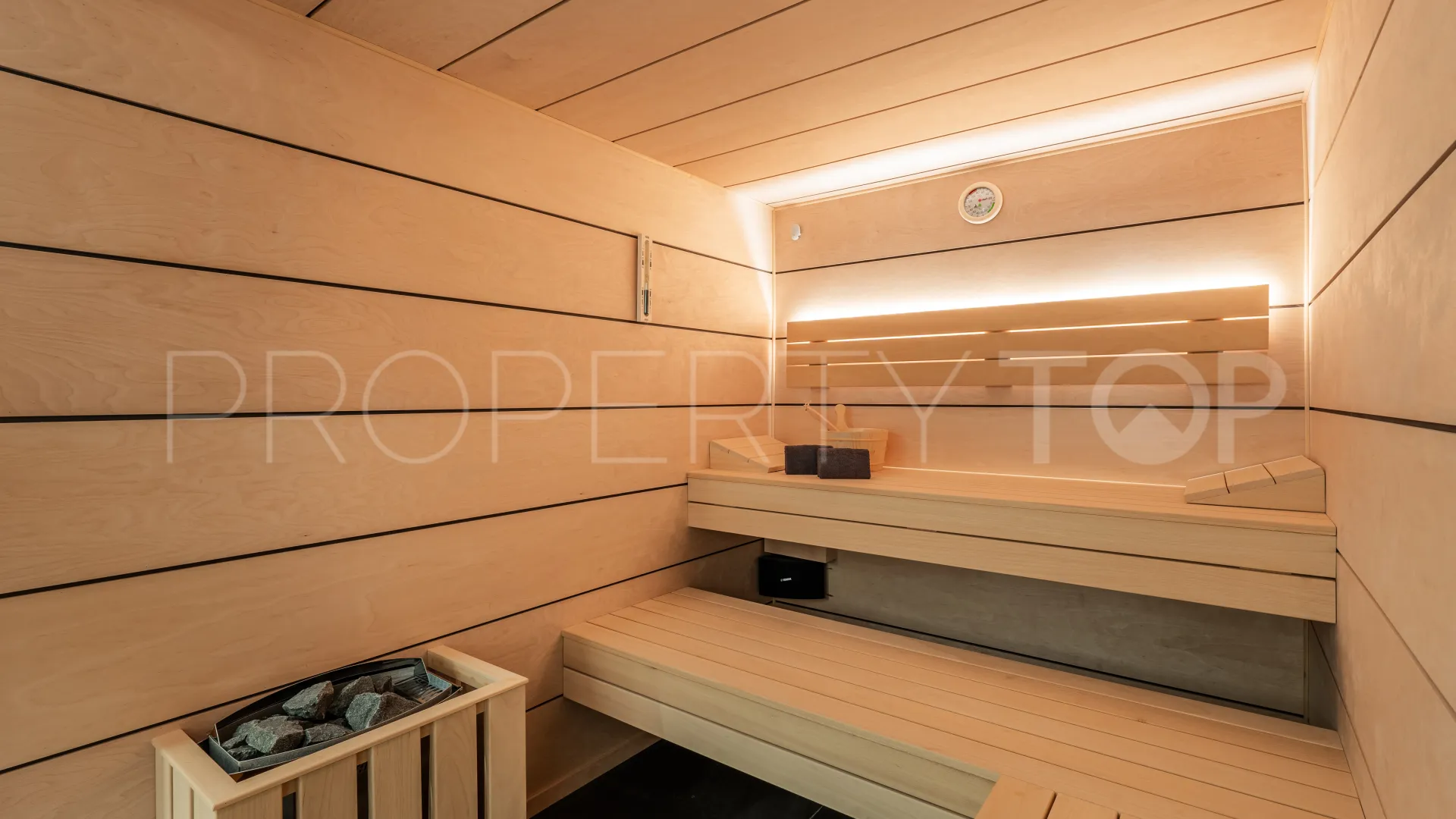 For sale chalet with 5 bedrooms in Nueva Andalucia