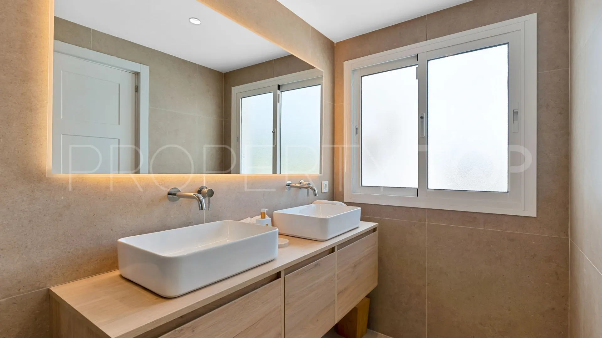 Buy town house with 4 bedrooms in Nagüeles
