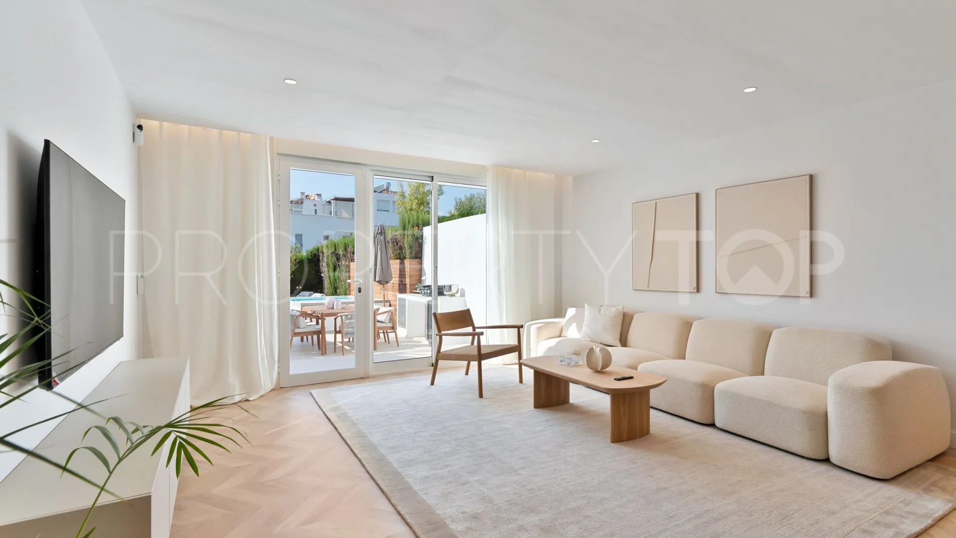 Buy town house with 4 bedrooms in Nagüeles