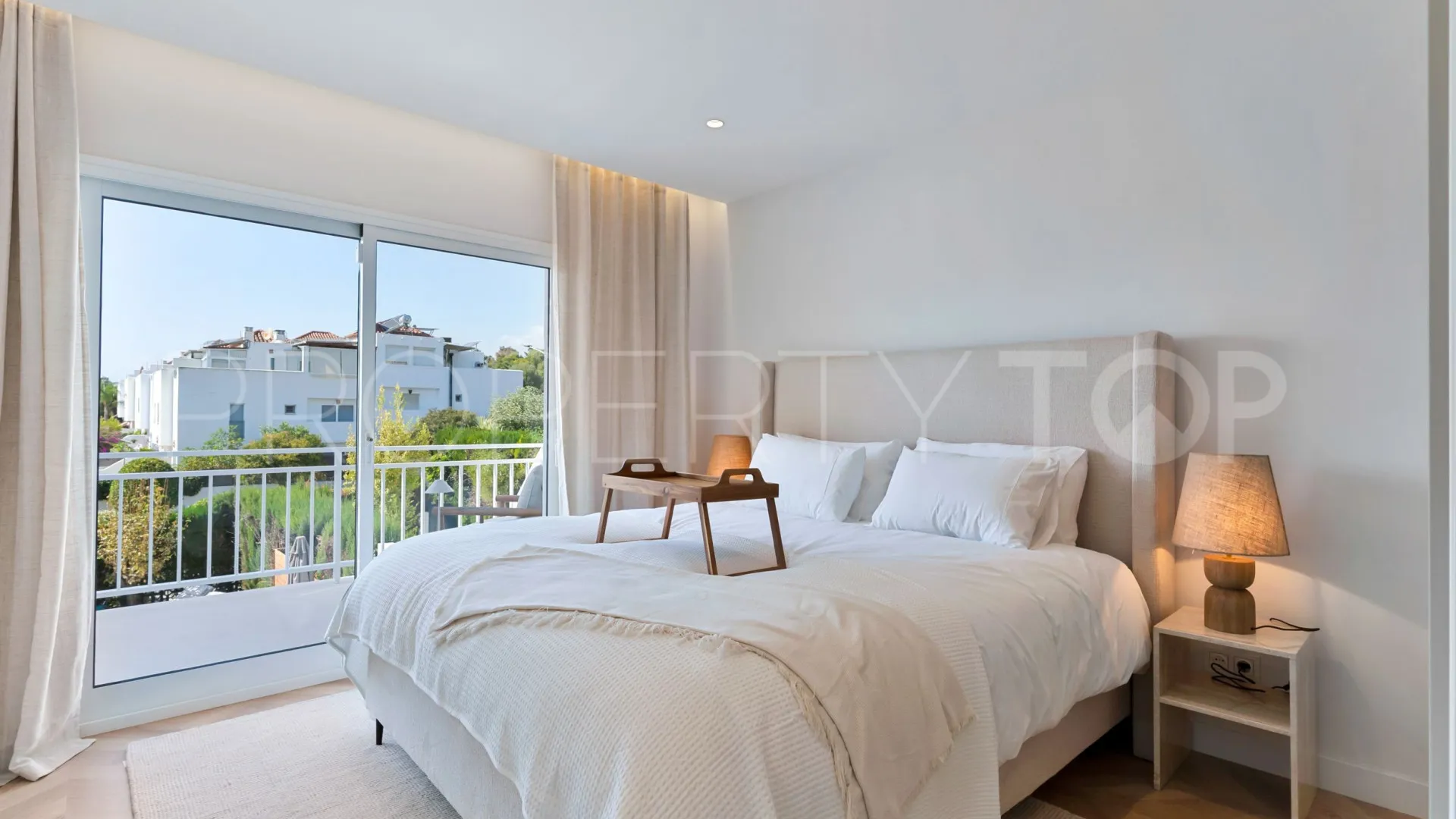 Buy town house with 4 bedrooms in Nagüeles